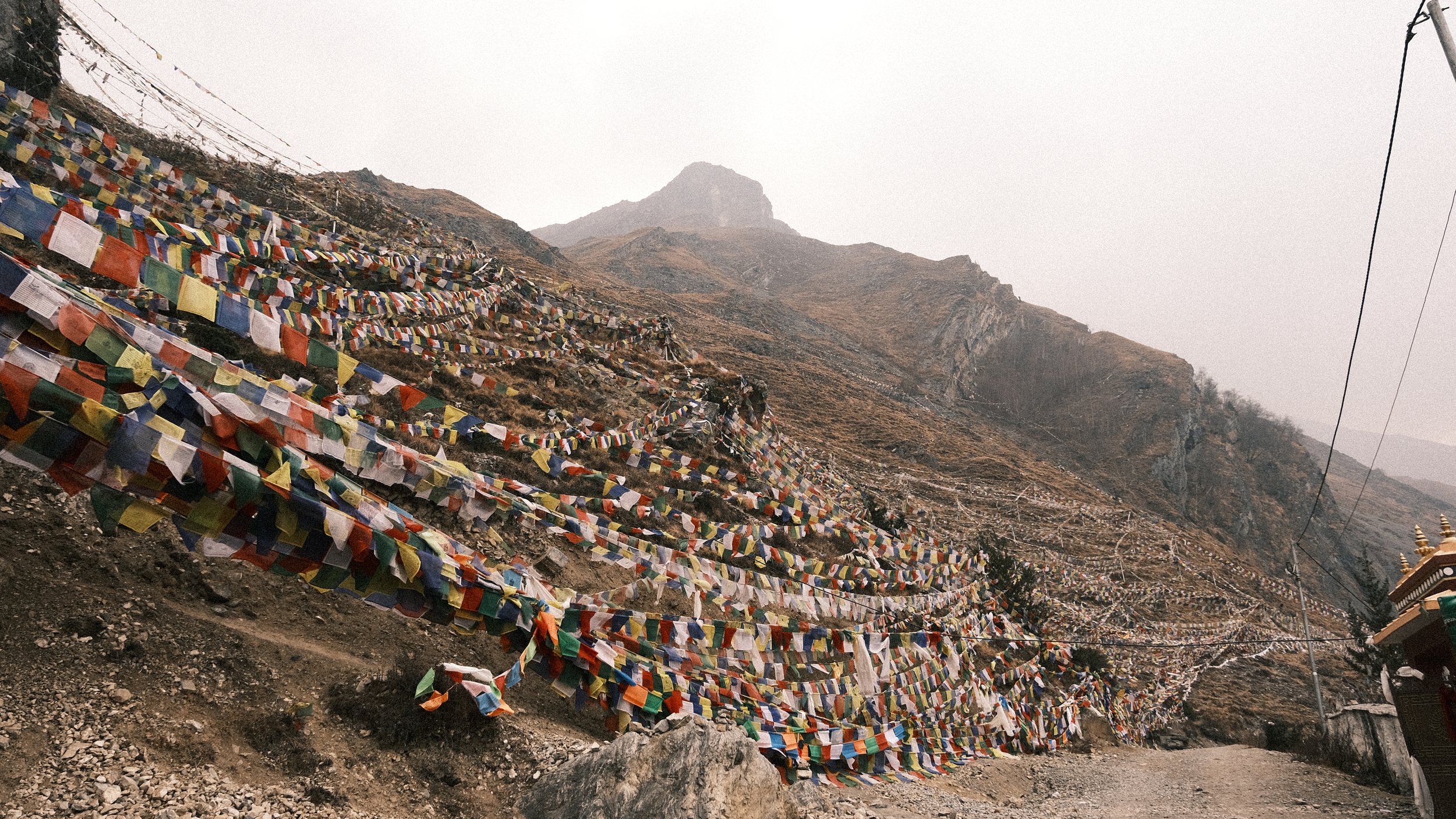 Banderas de oración en la ladera de una montaña.