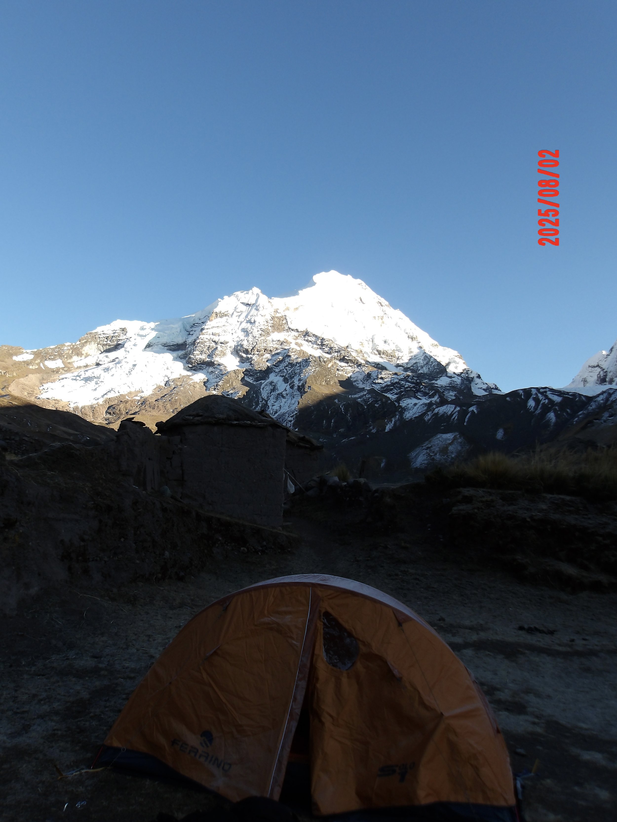 Montaña con glaciar en el Ausangate al amanecer y una carpa.