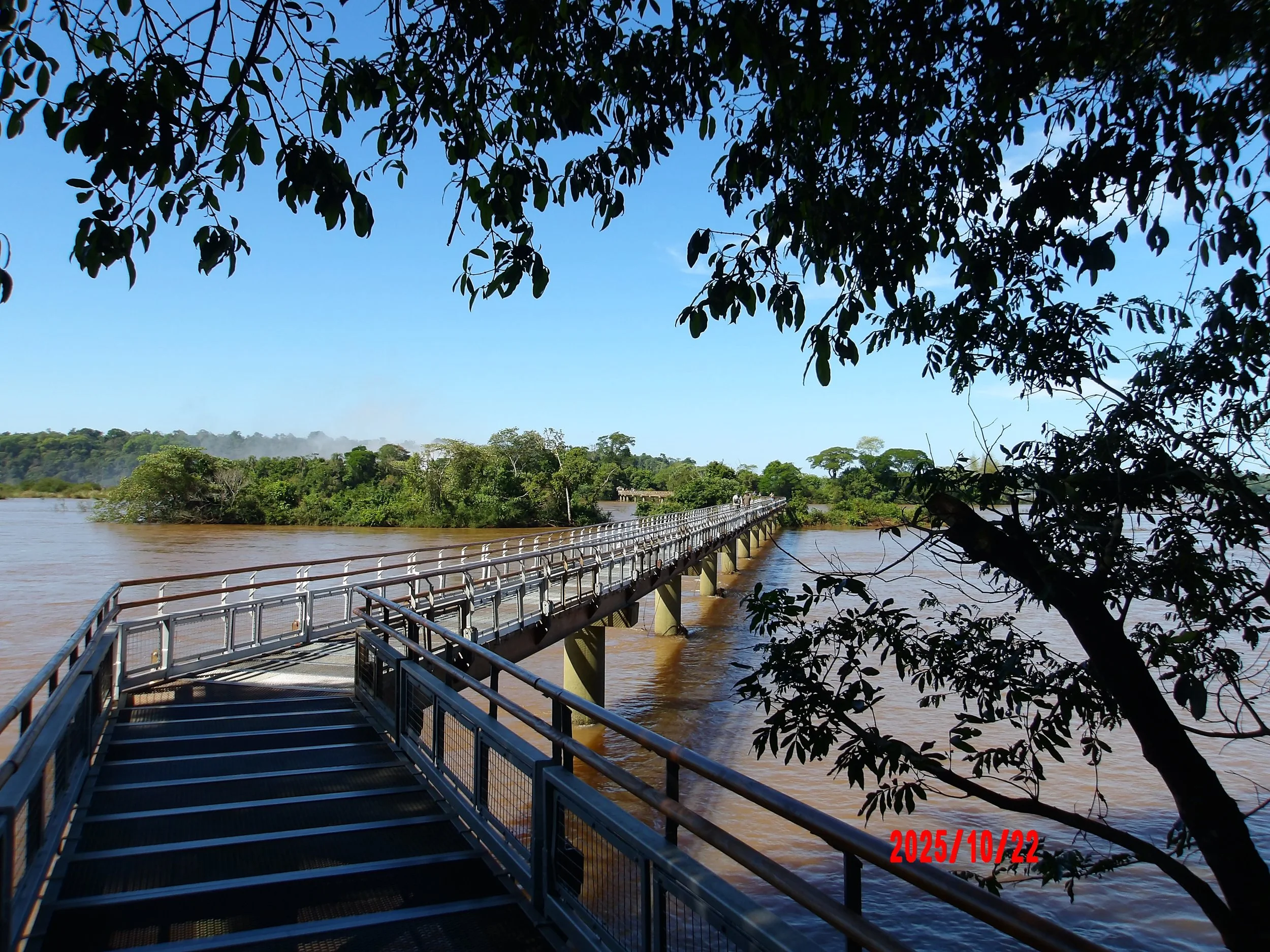 Pasarela en las Cataratas de Iguazú en Argentina.