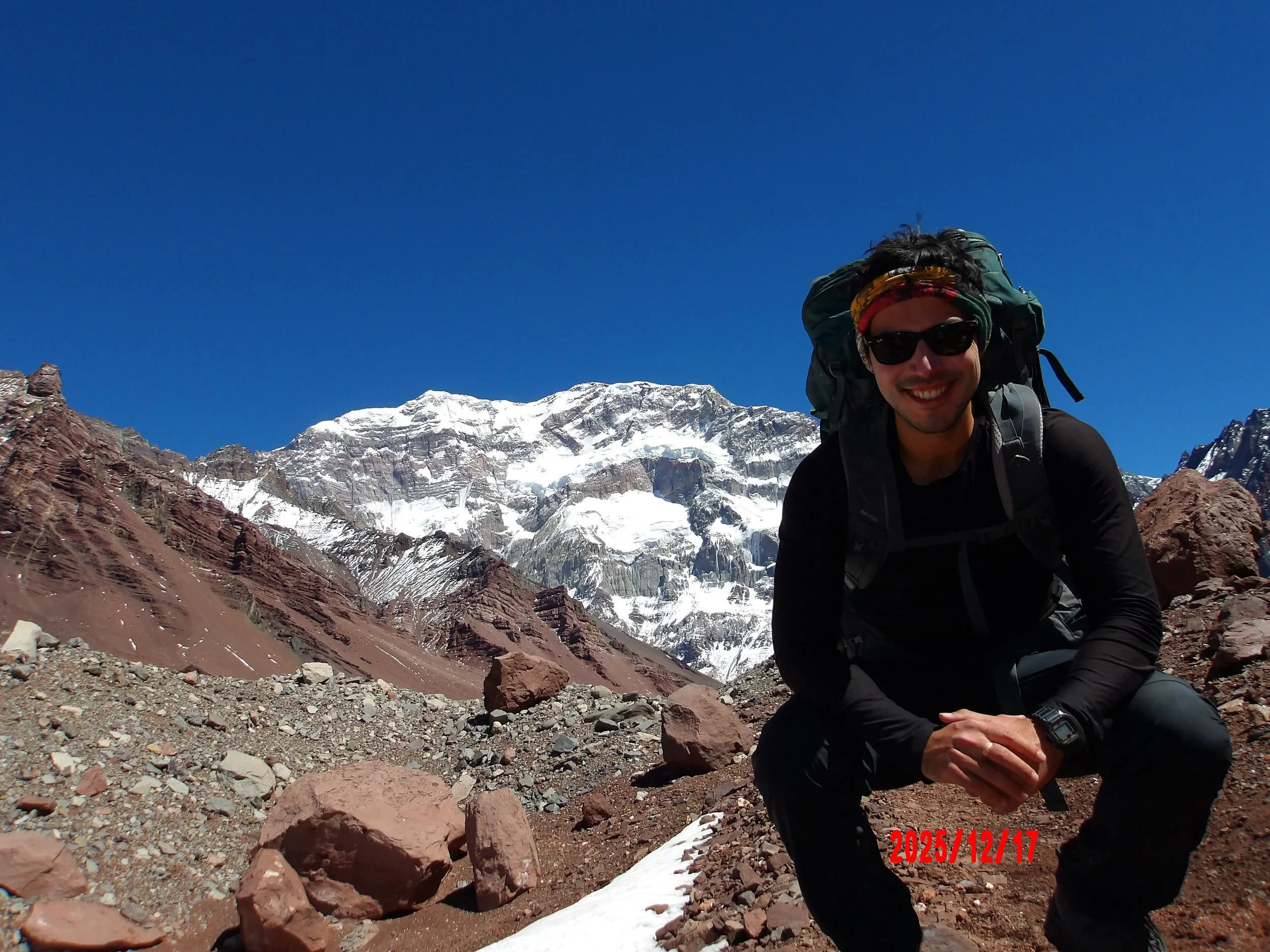 Foto sonriendo con el Aconcagua al fondo