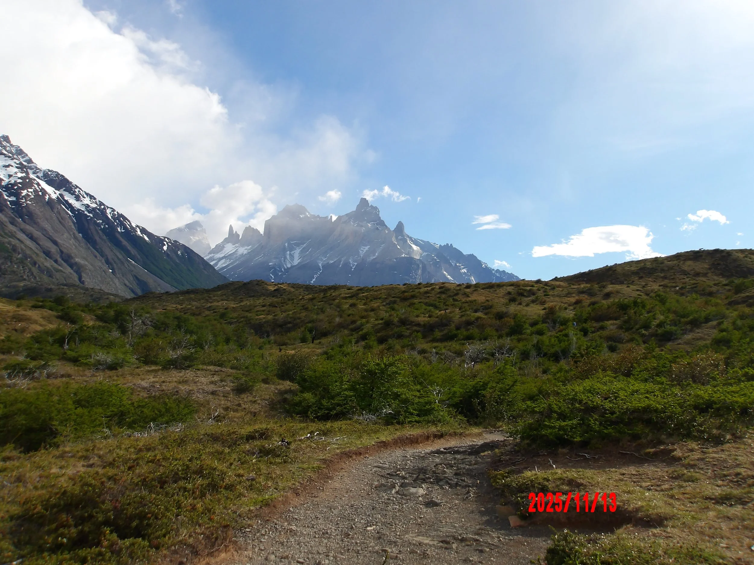 Sendero con montañas al fondo en Torres del Paine, W trek, Patagonia, Chile.