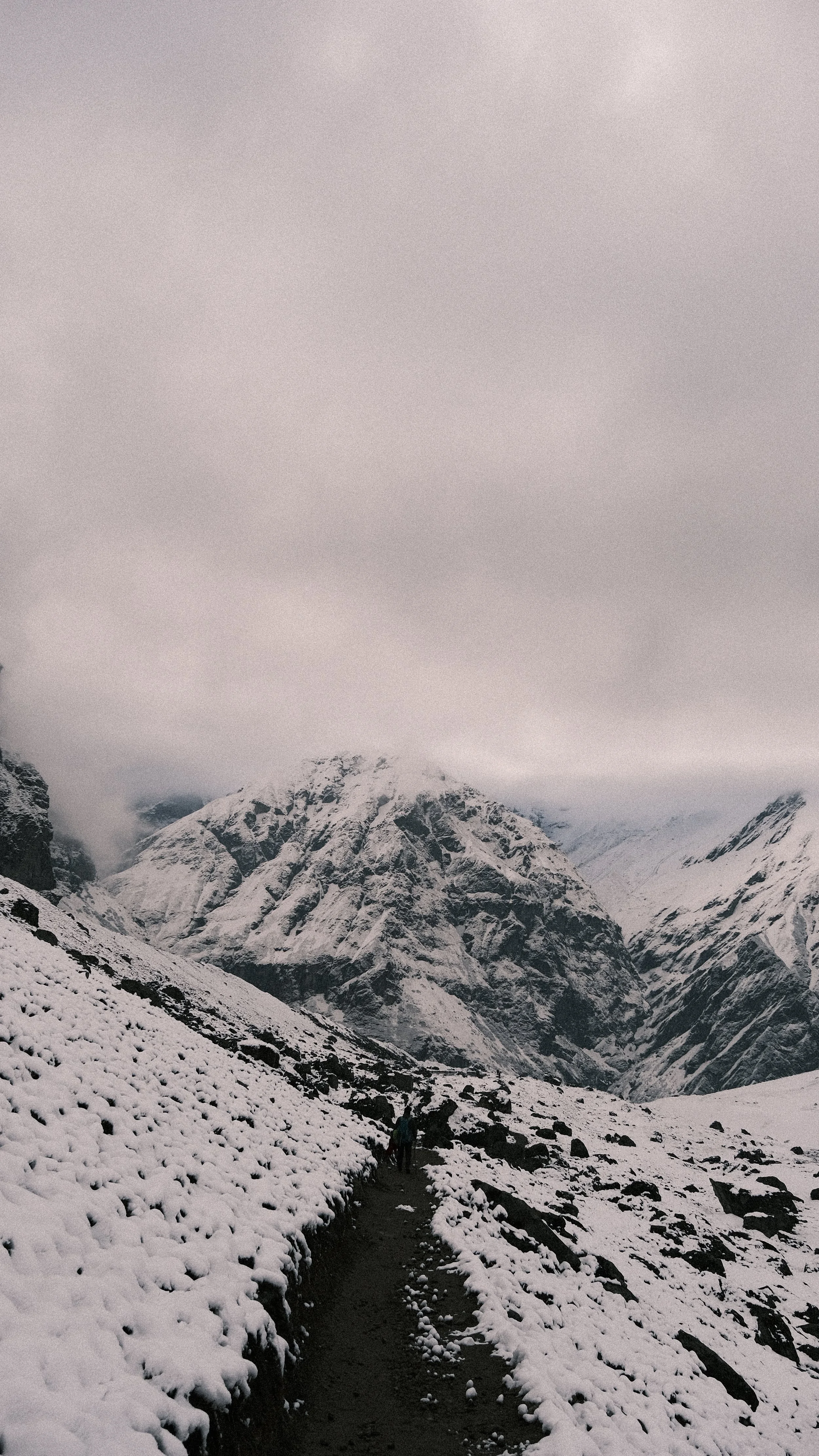 Sendero en los Himalayas con nieve y montañas.