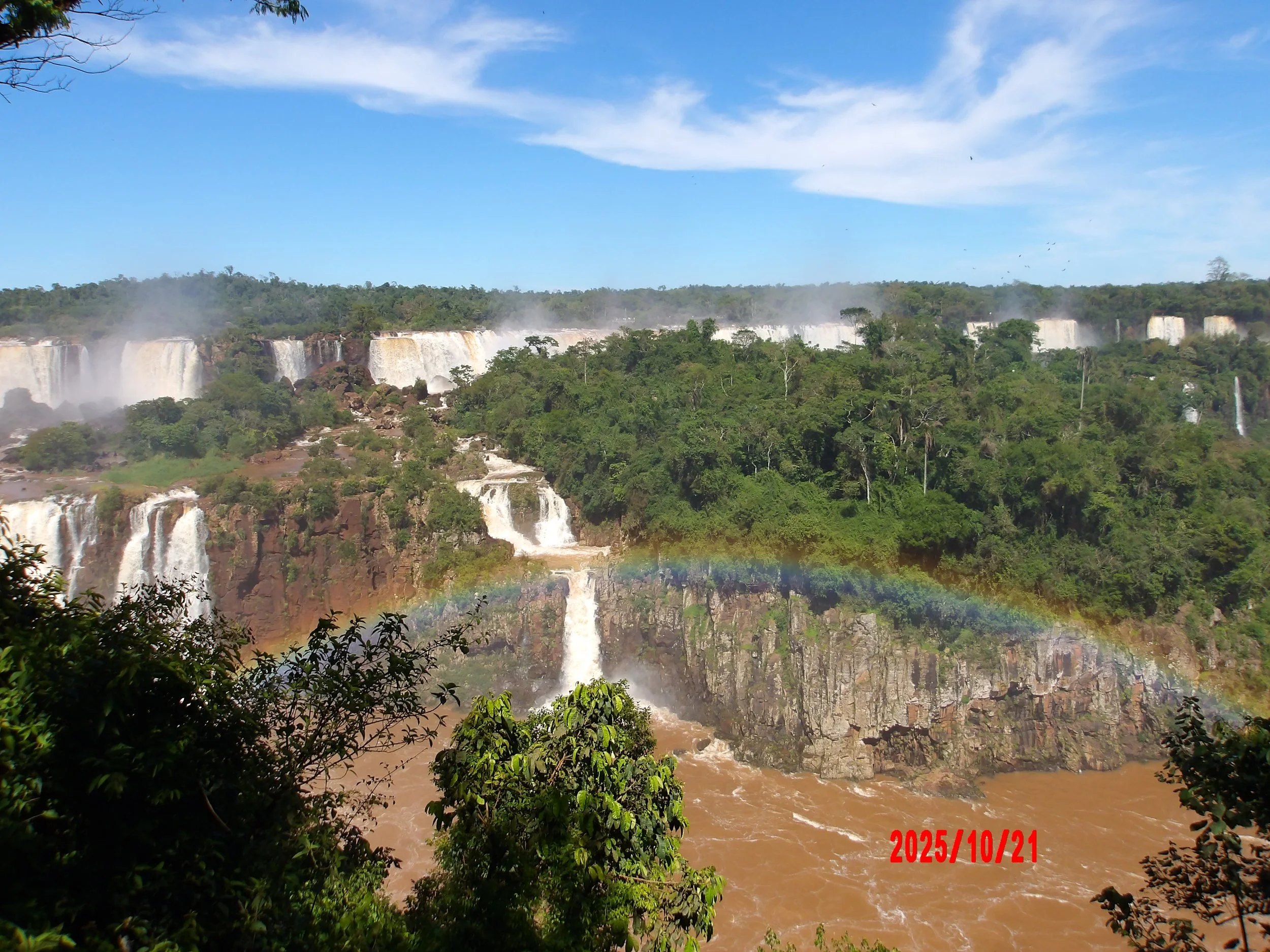cataratas del Iguazú con un arcoíris