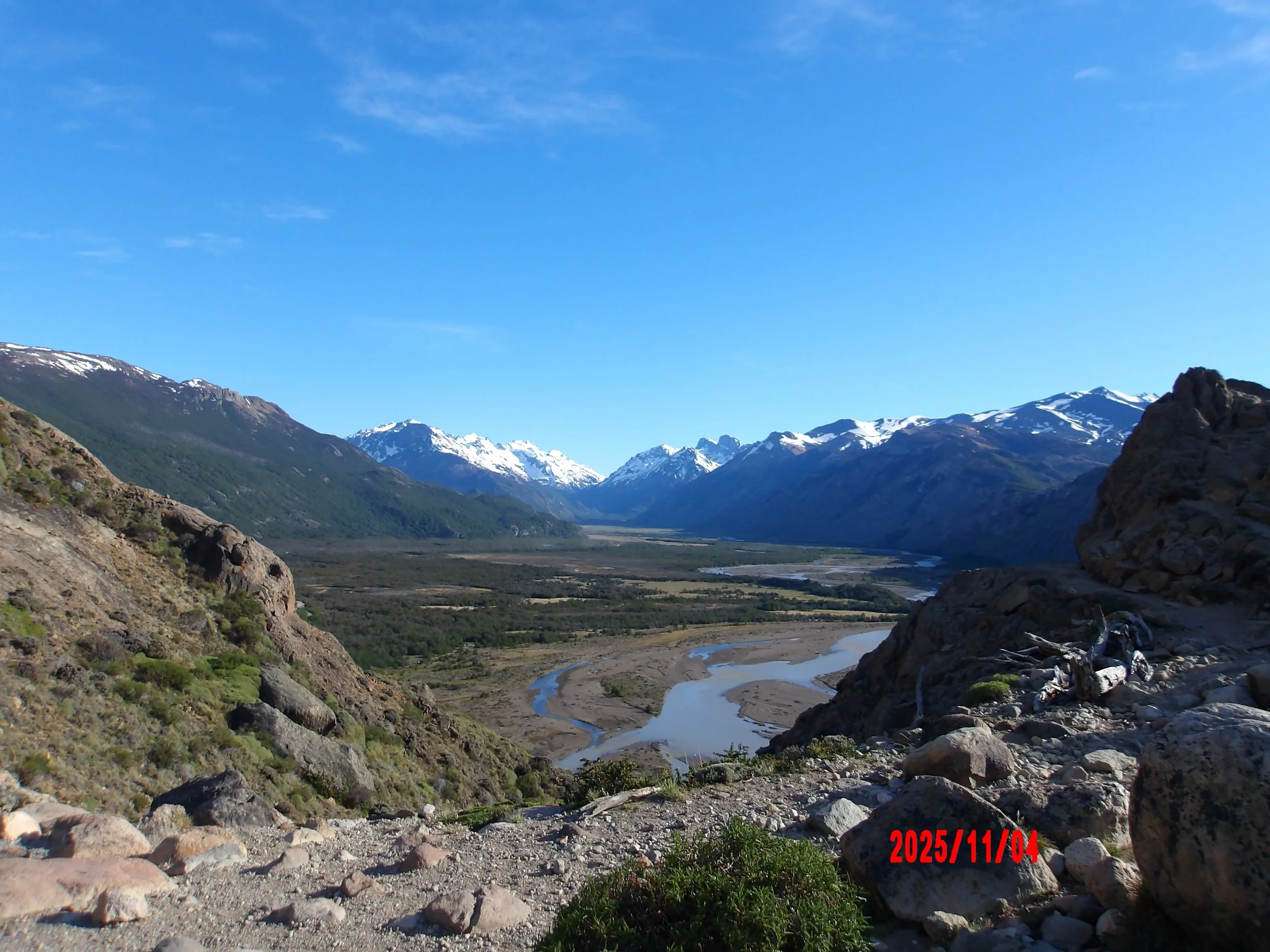 Vista a un valle rodeado de nevados en el sendero a Laguna de los Tres