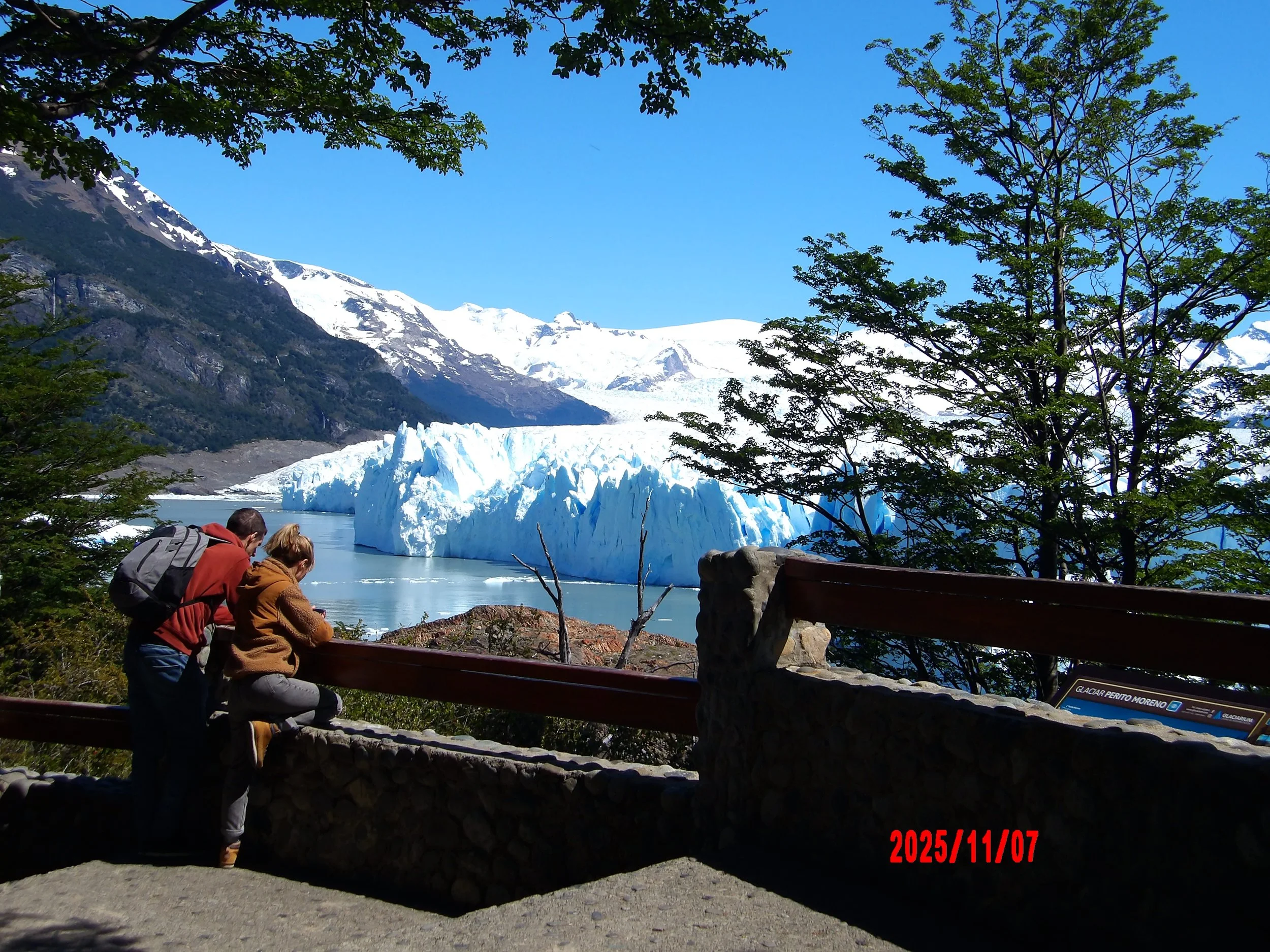 Pareja admirando el Glaciar Perito Moreno, en Patagonia, Argentina.
