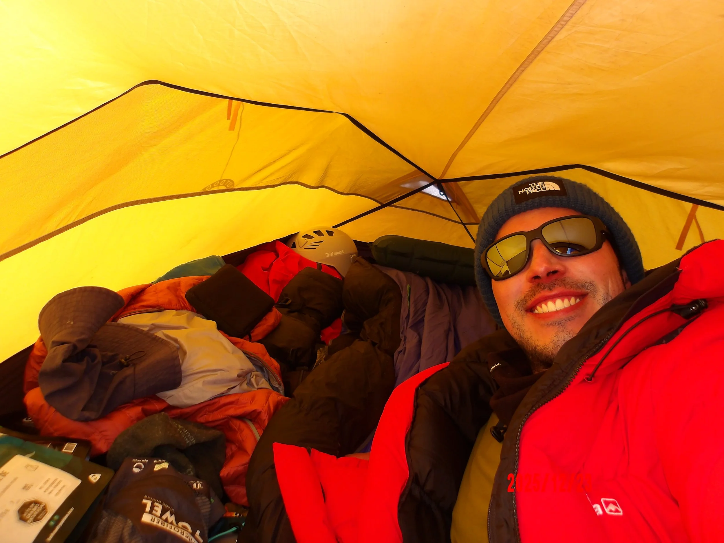 Selfie dentro de la carpa en el Aconcagua