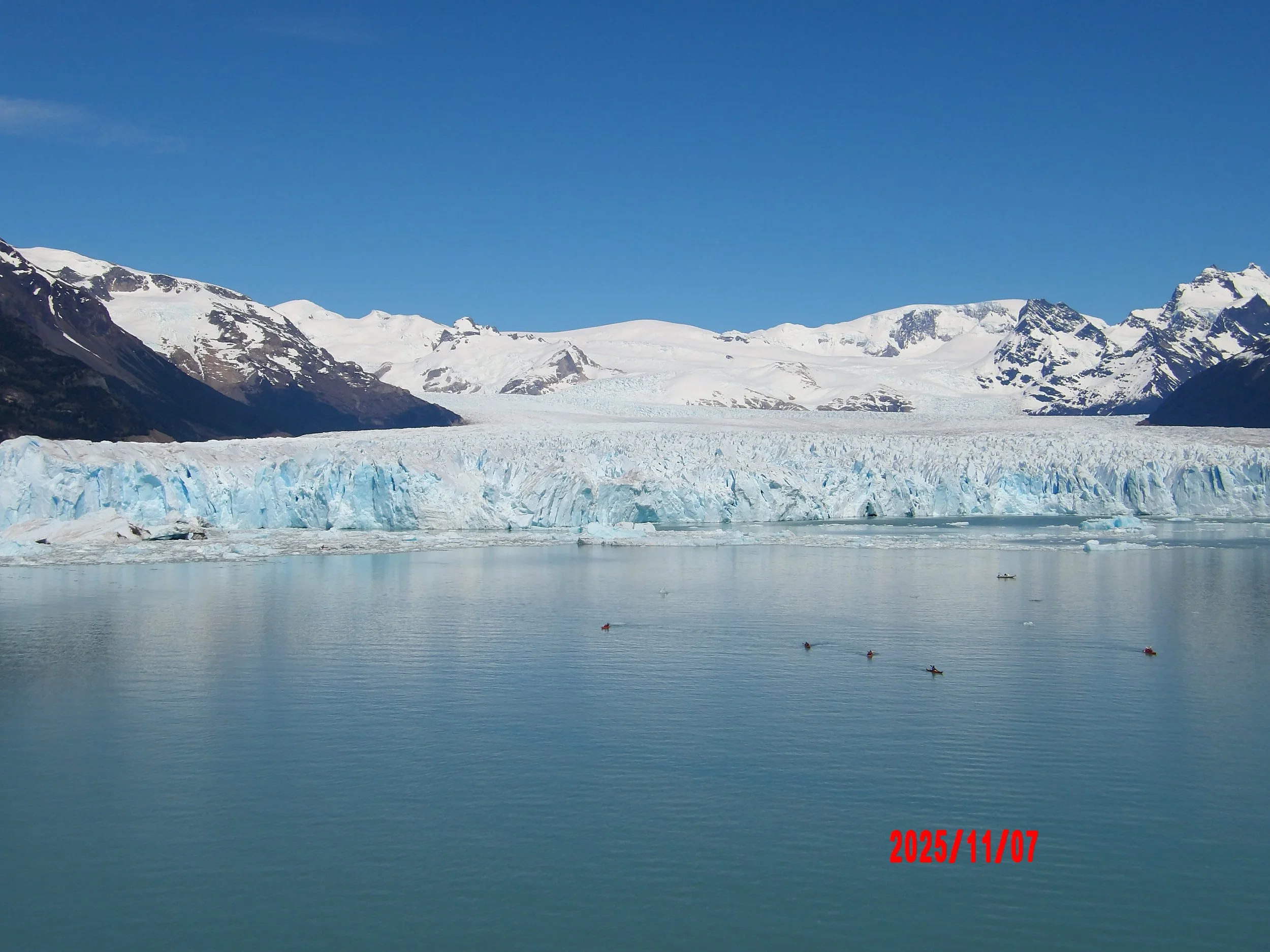 Glaciar Perito Moreno con personas haciendo kayak