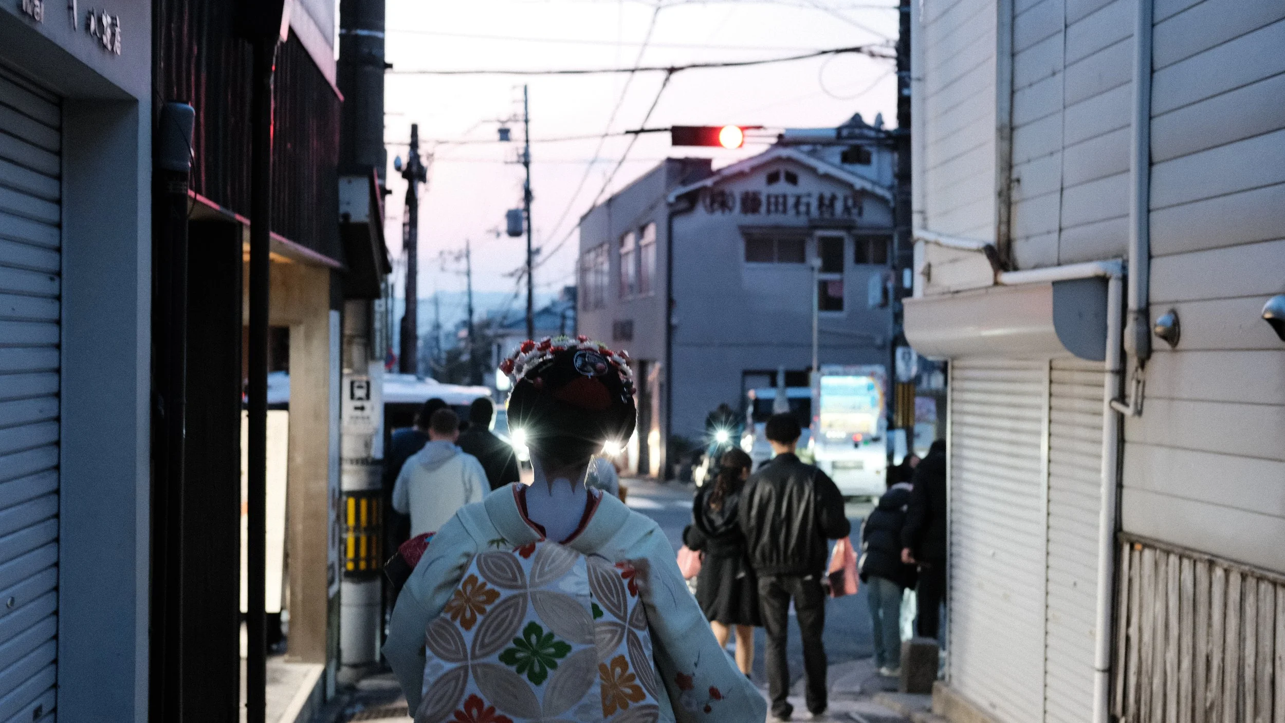 Geisha caminando por las calles de Kioto al anochecer.