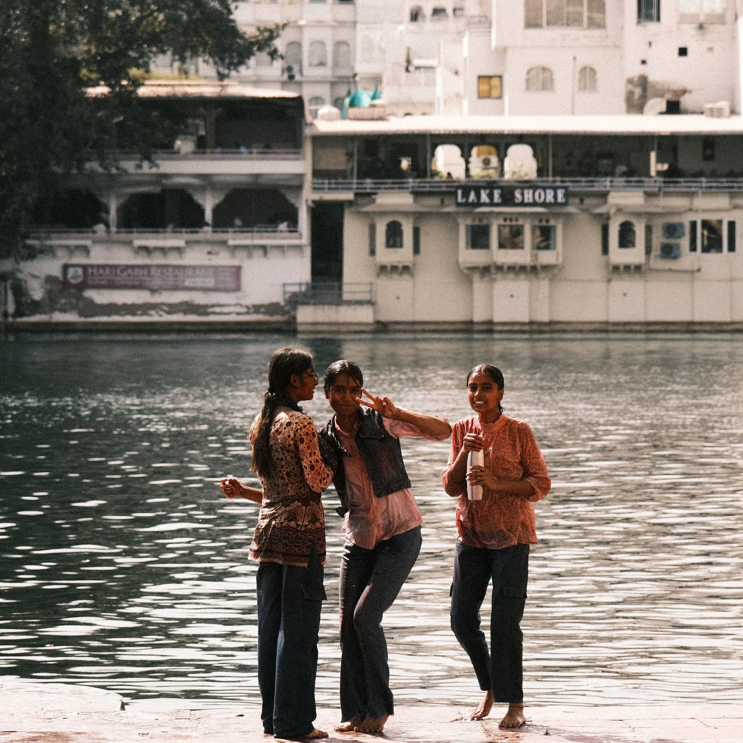 Jóvenes sonriendo durante Holi en India