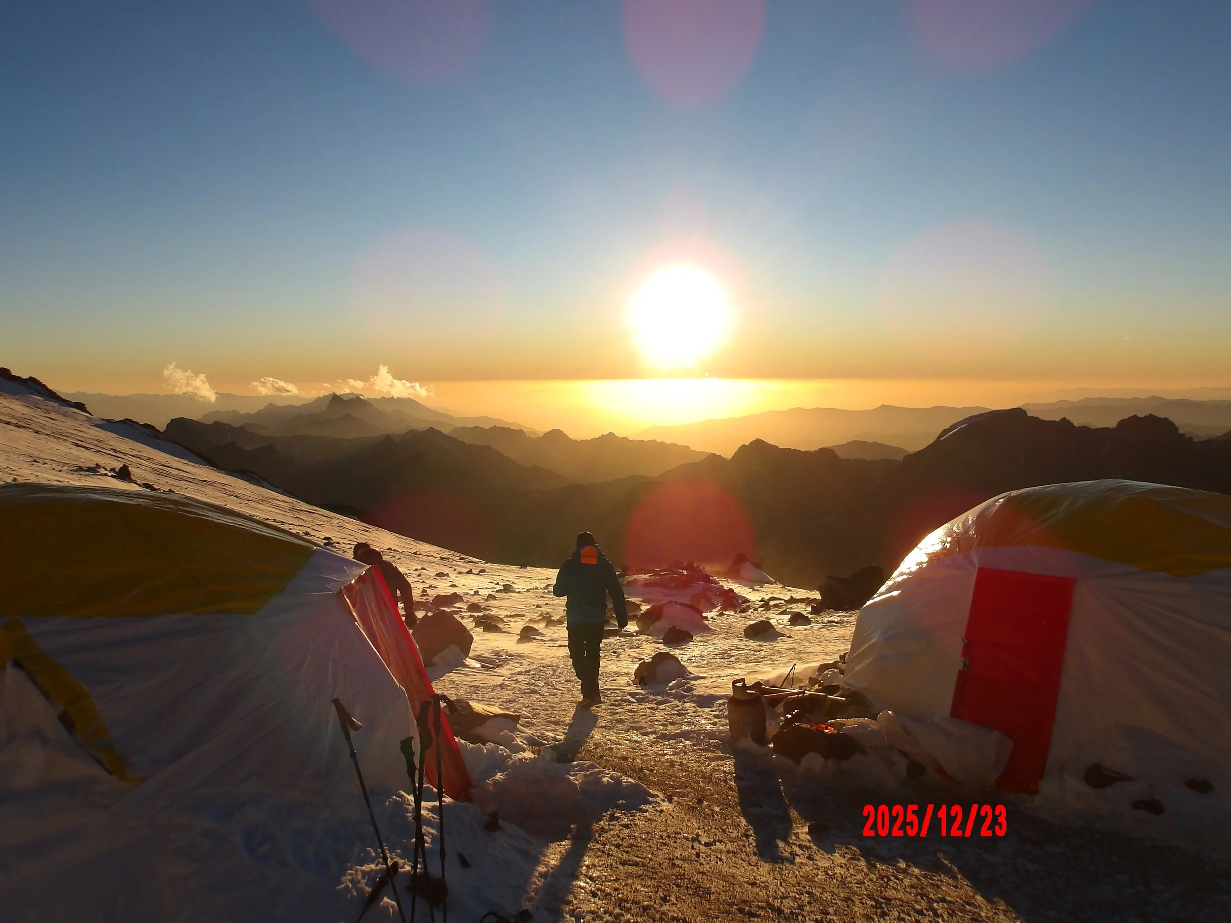Anochecer desde el campamento Nido de Cóndores en Aconcagua
