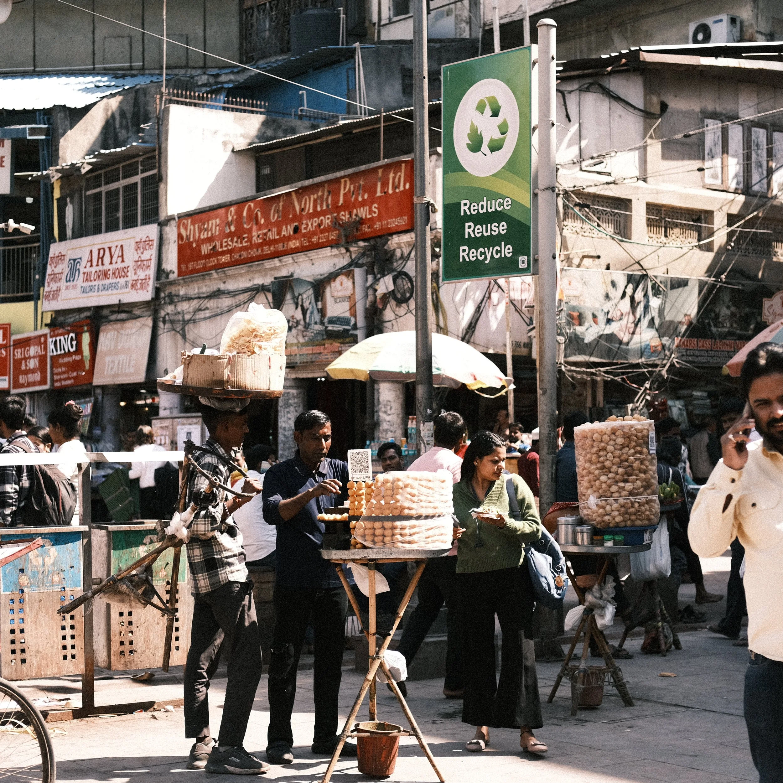 Hombre vendiendo comida en mercado en Viejo Delhi, Chandni Chowk.