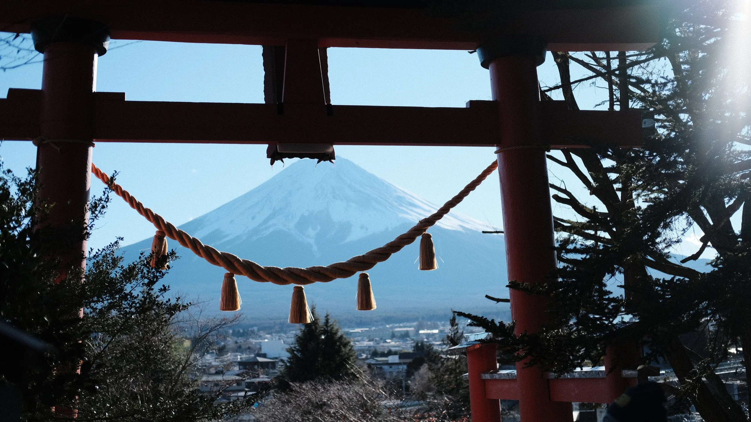 Puerta Torii roja con el Monte Fuji al fondo.
