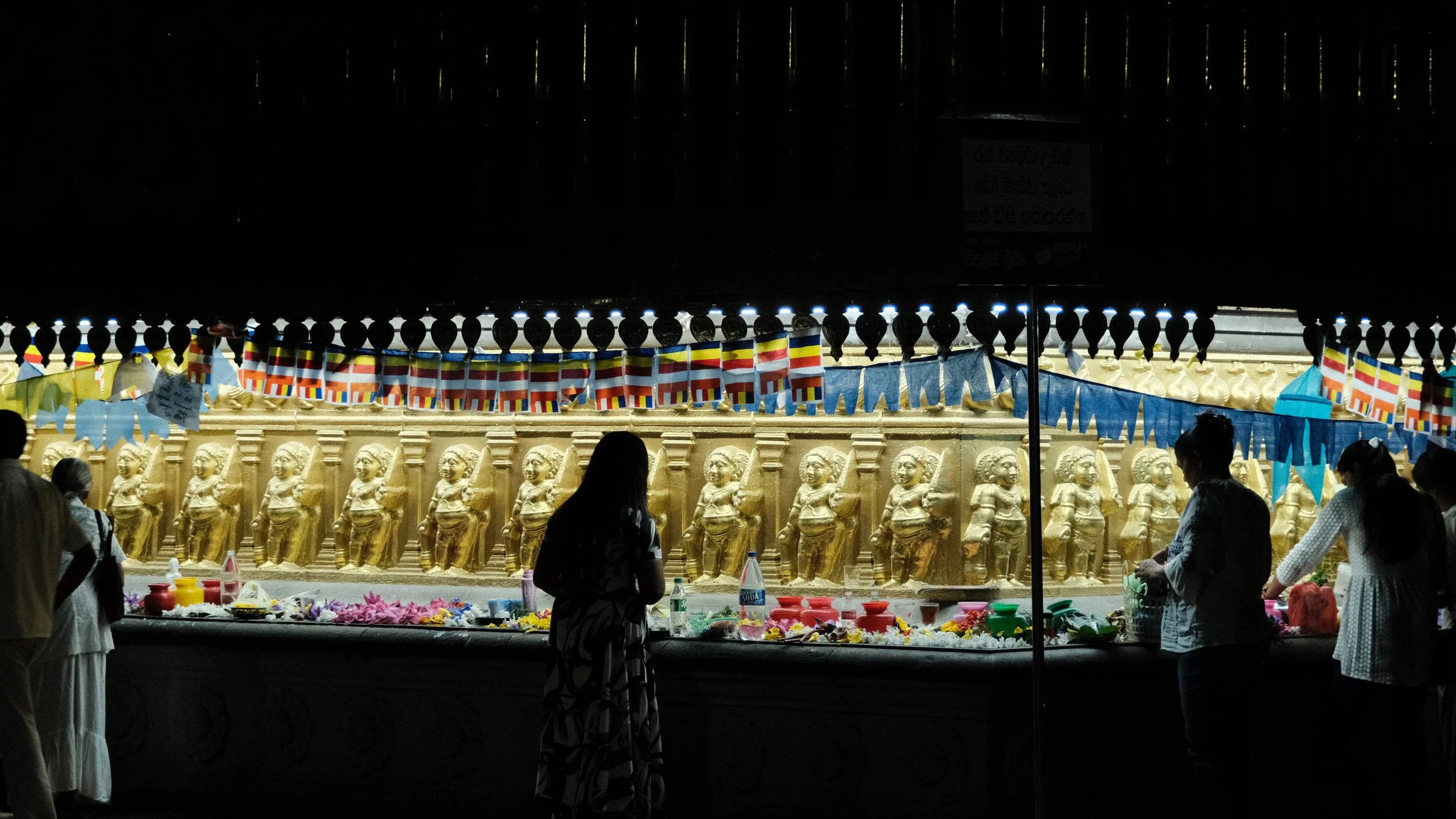 Templo Kelaniya Raja Maha Vihara de noche