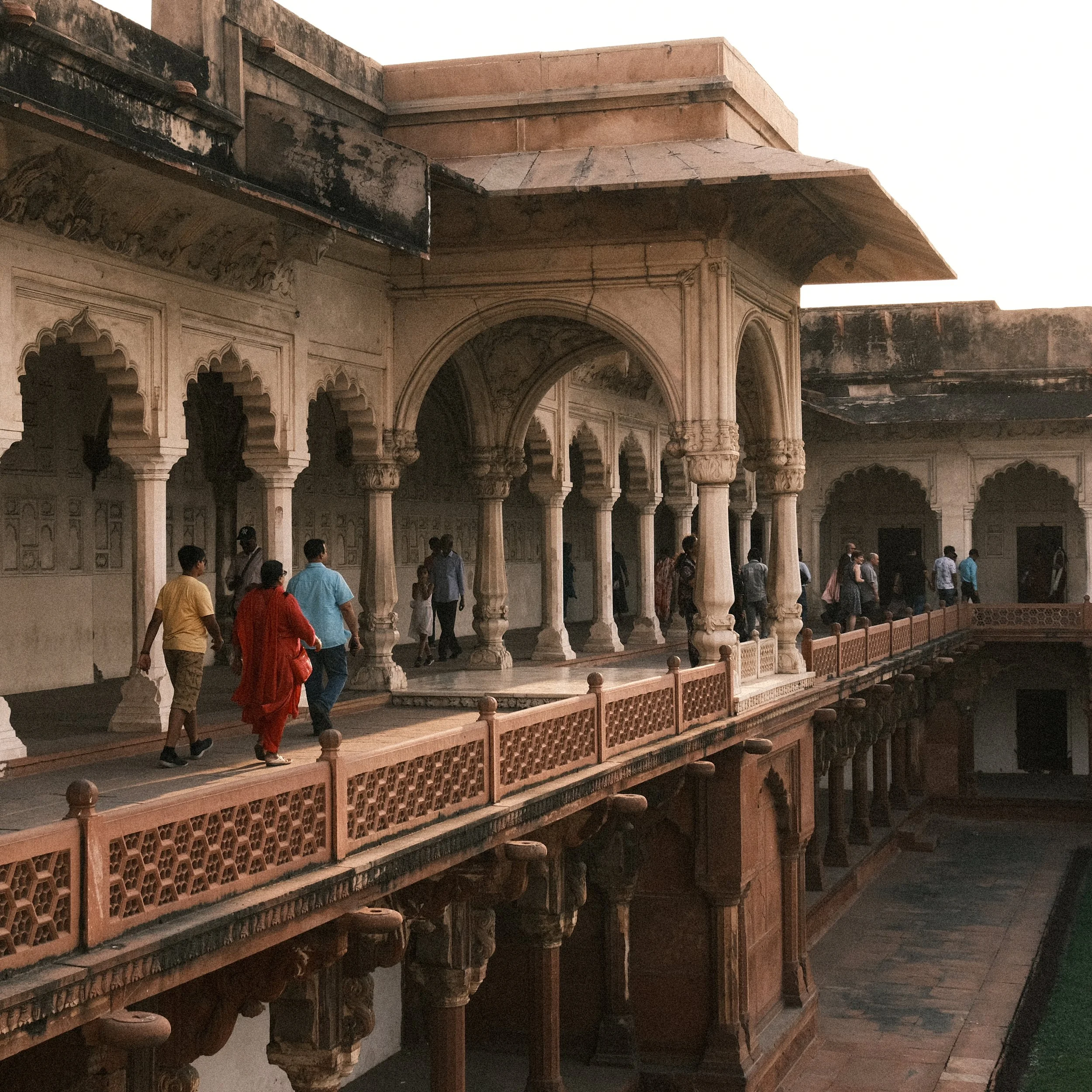 Personas caminando por un balcón en el Fuerte de Agra