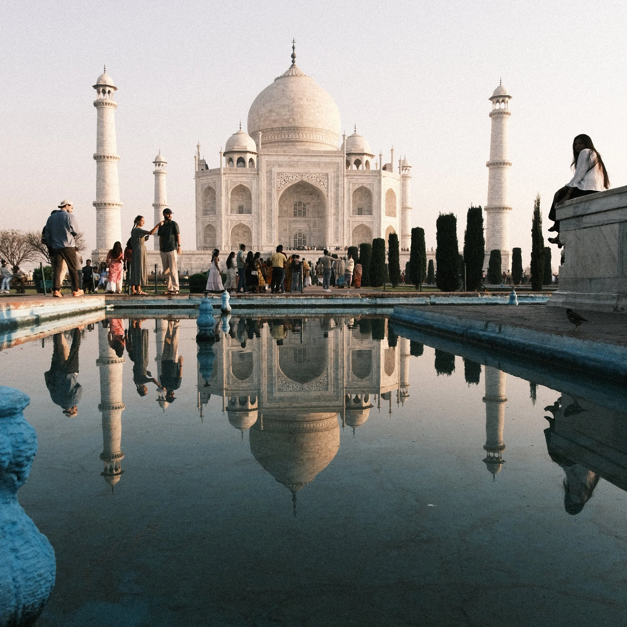 Taj Mahal reflejado en una fuente de agua
