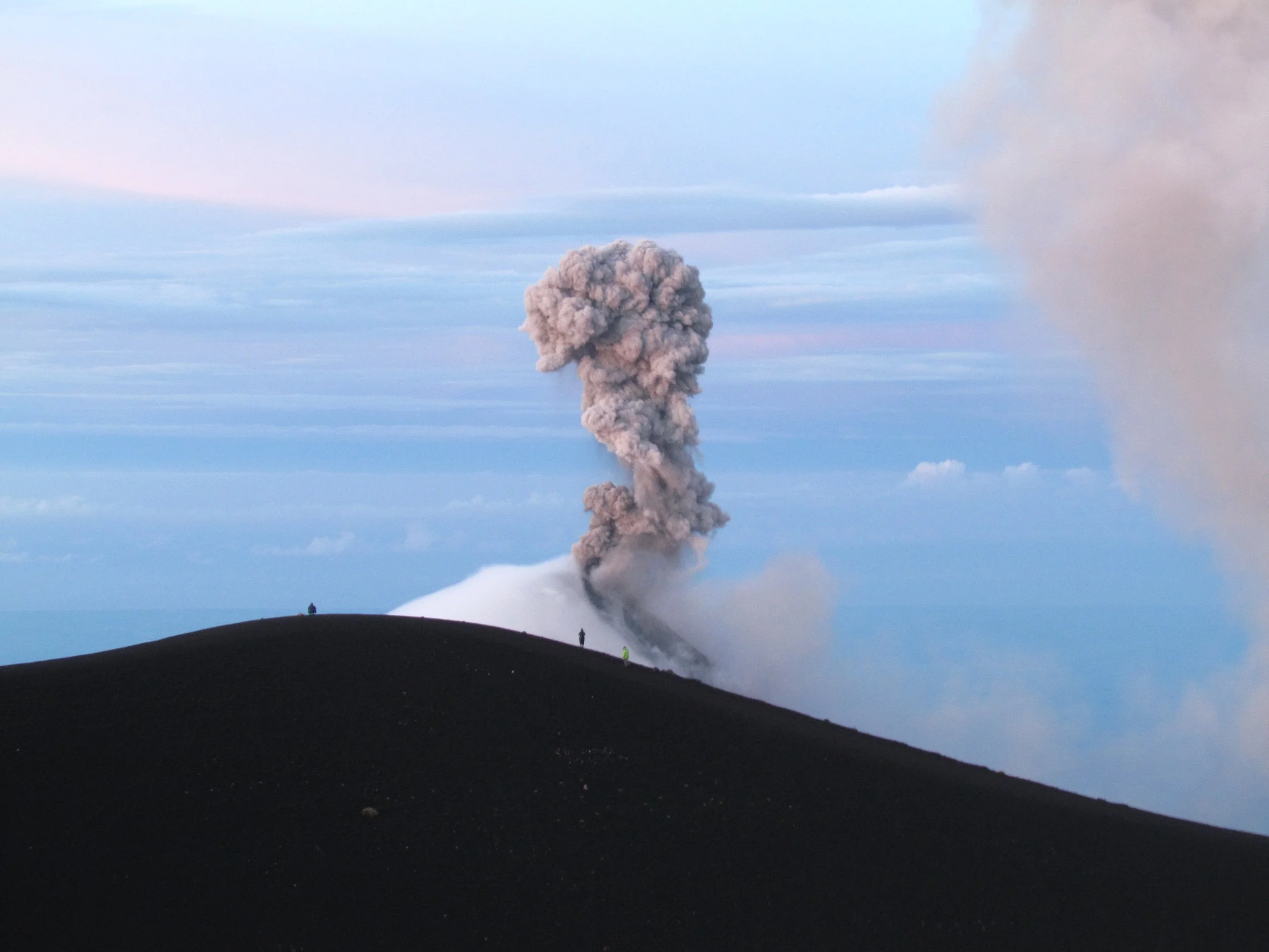 Foto del Volcán Fuego en erupción desde el volcán Acatenango al amanecer.