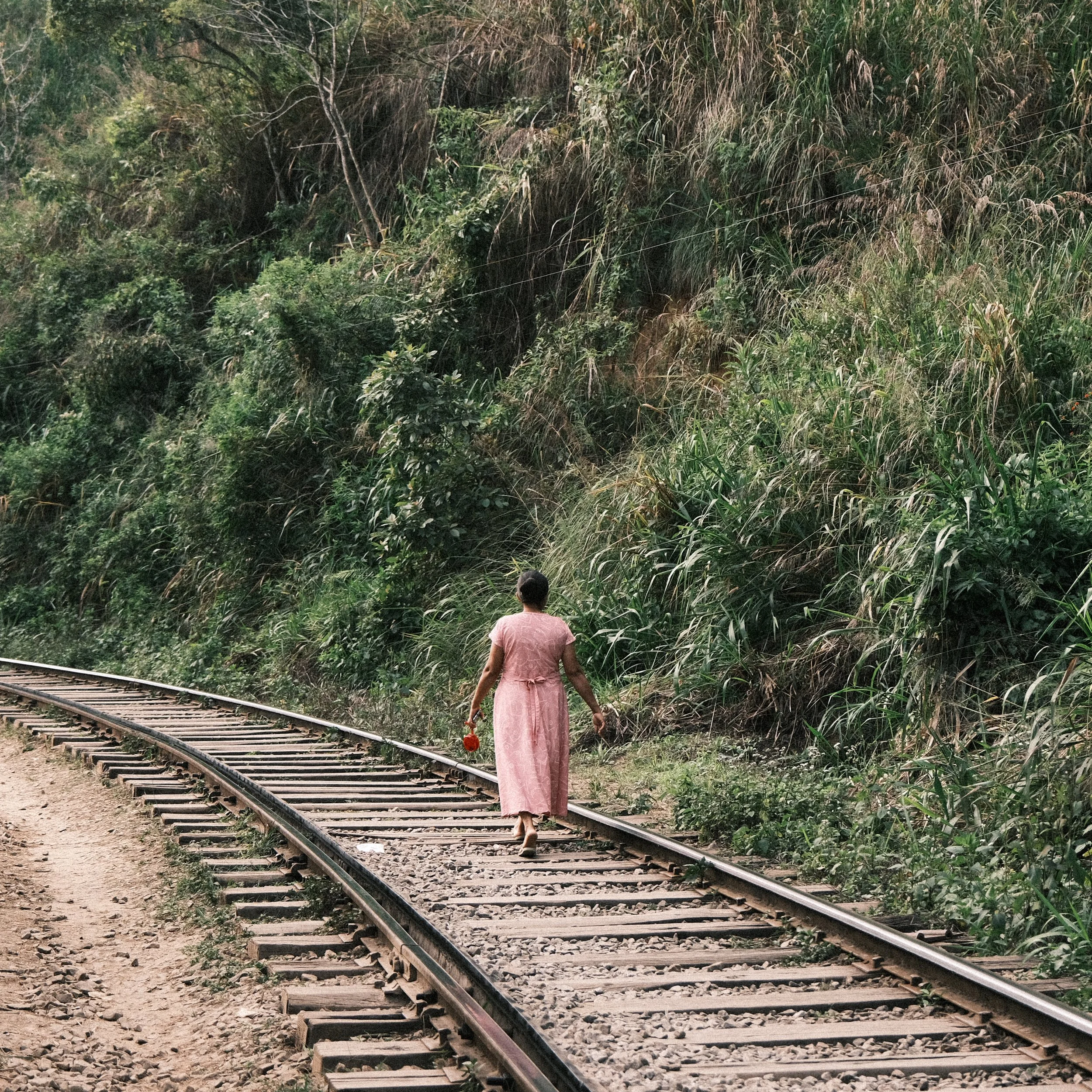 Mujer caminando sobre vía del tren en Sri Lanka