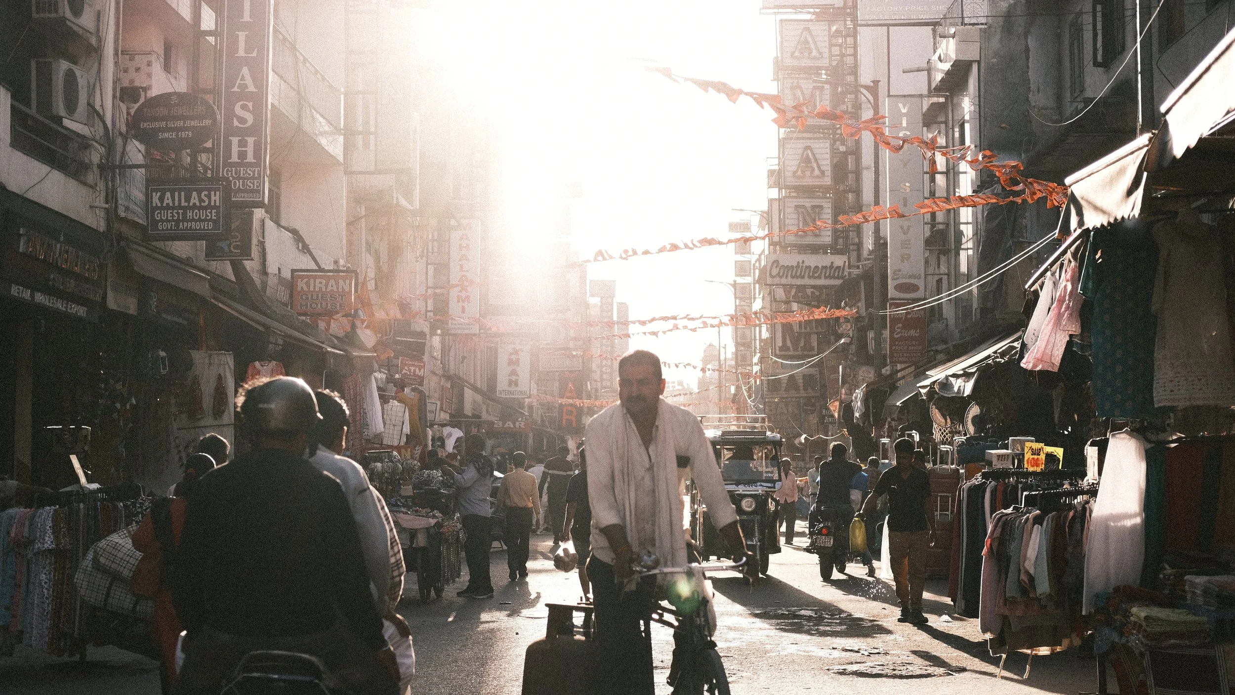 Calle en Delhi, con hombre en bicicleta al frente