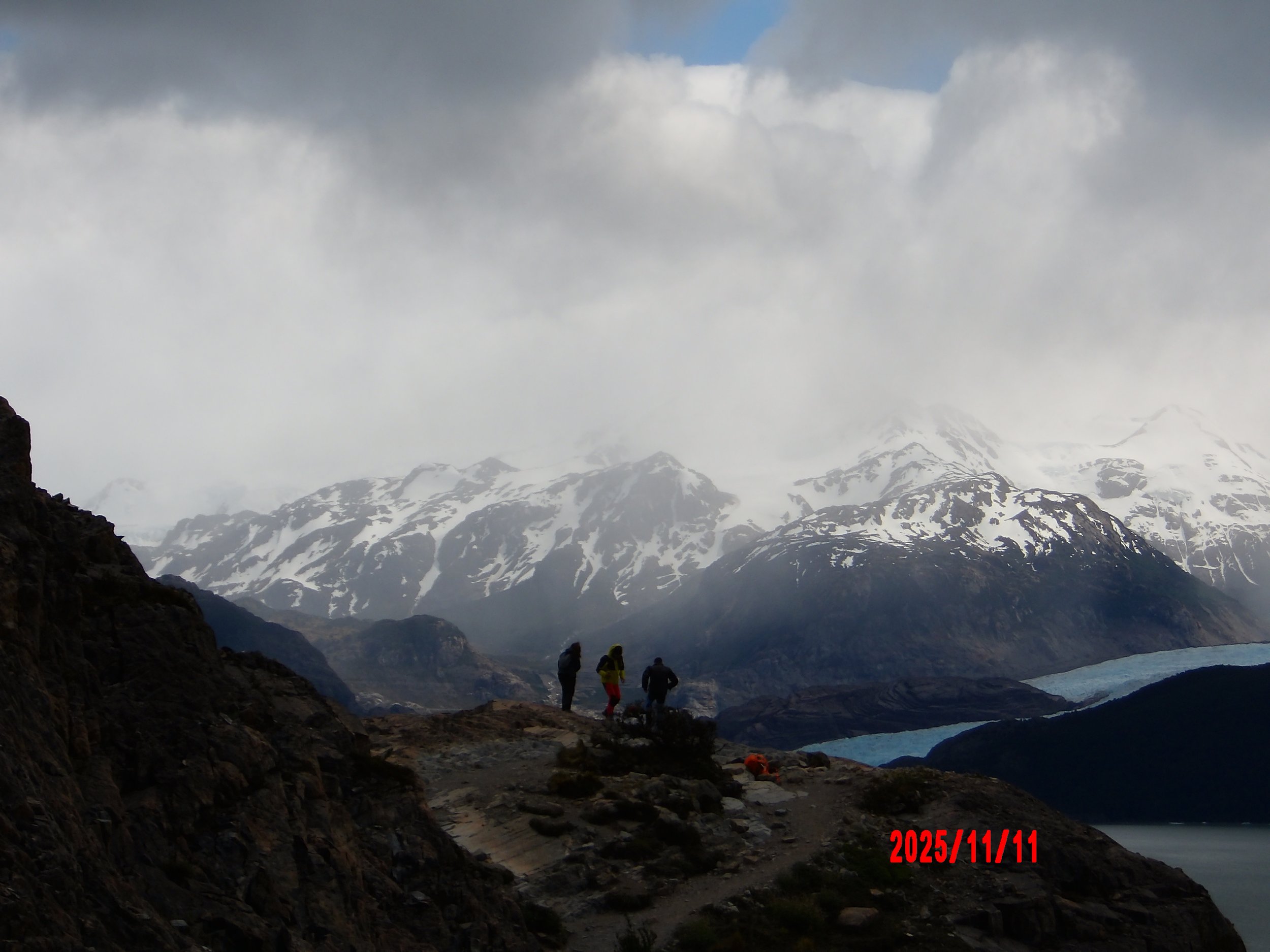 Personas con glaciares al fondo en Torres del Paine, Patagonia, Chile.