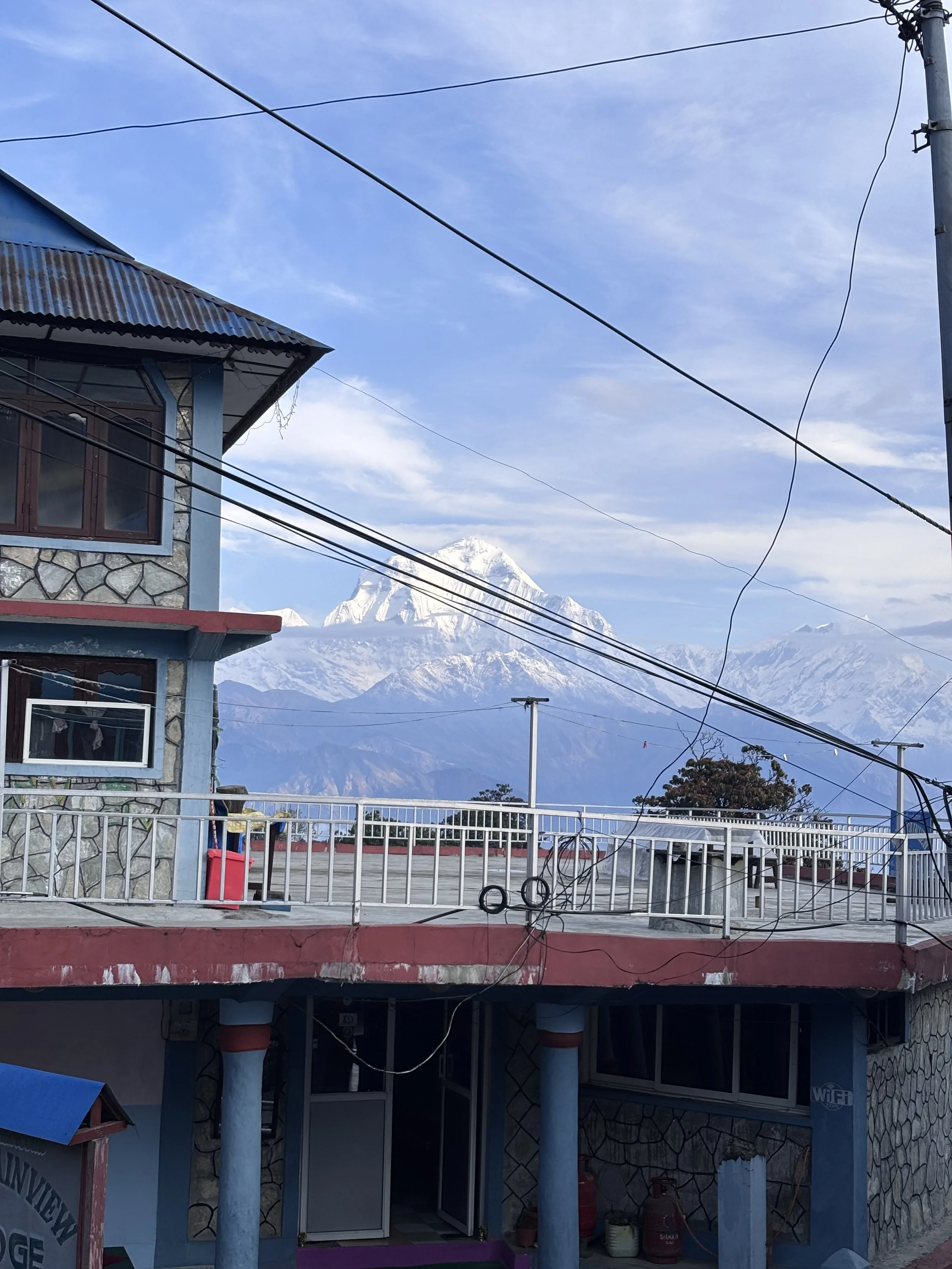 Tea house con montaña detrás en Nepal (Annapurna)