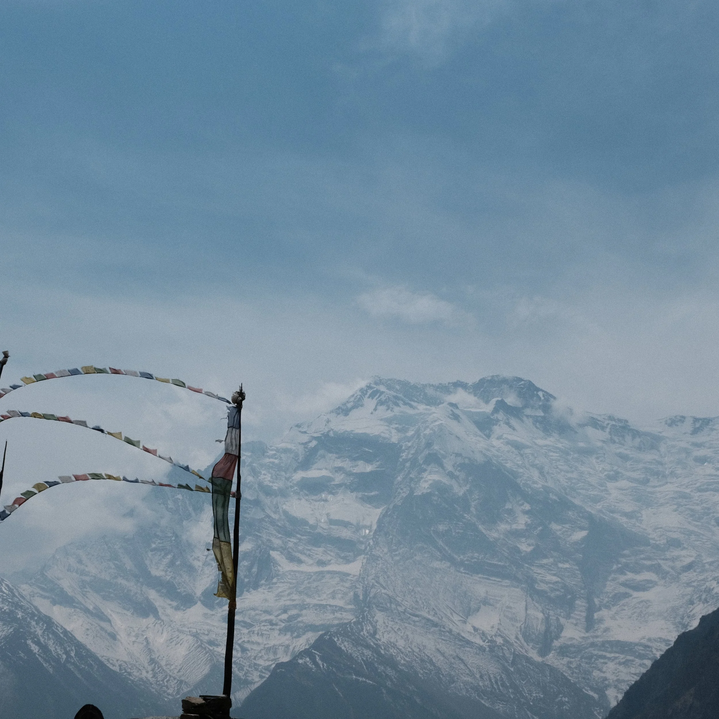 Bandera de oración con montañas nevadas atrás.