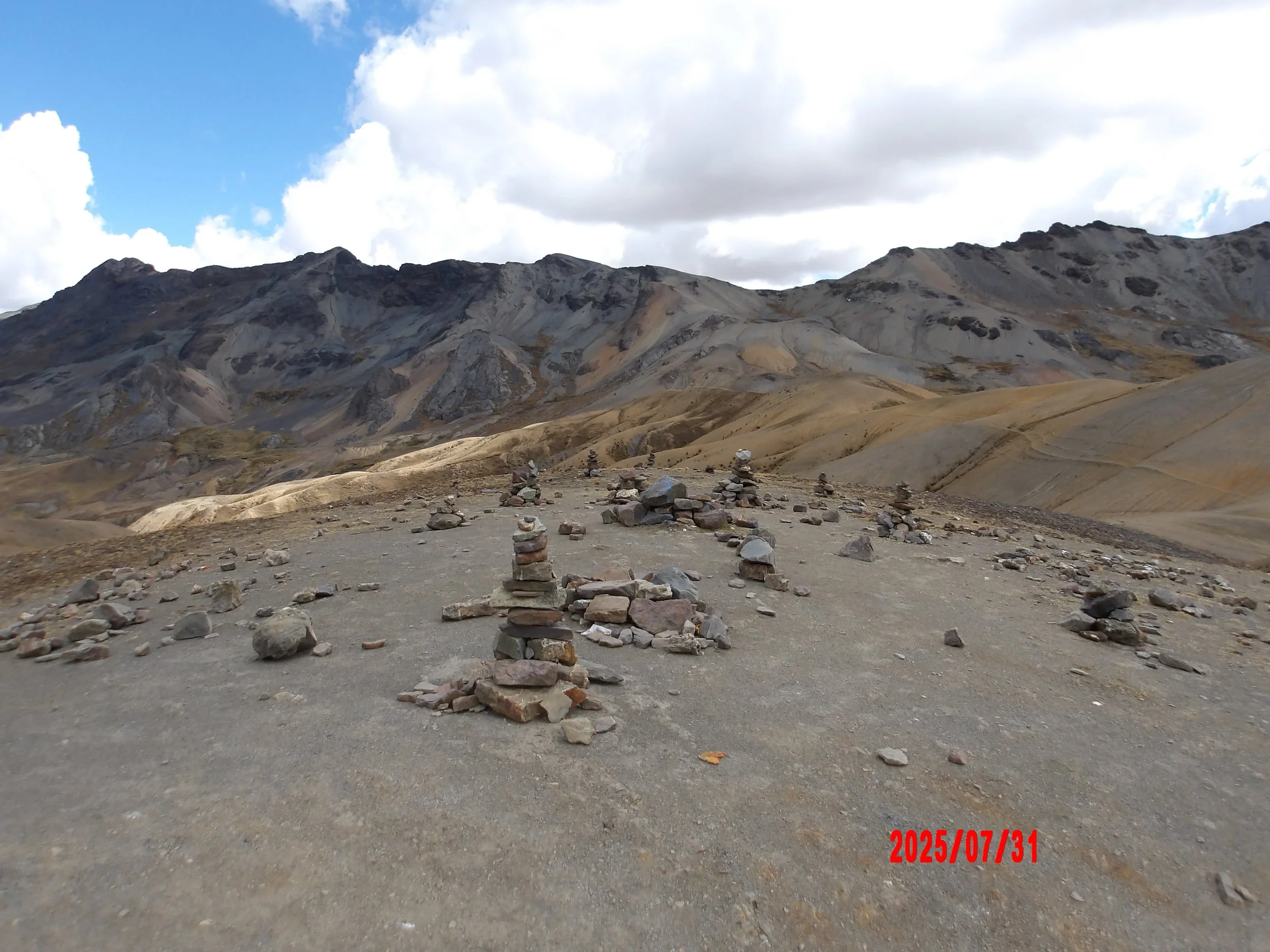 Paso en el Ausangate con apachetas.
