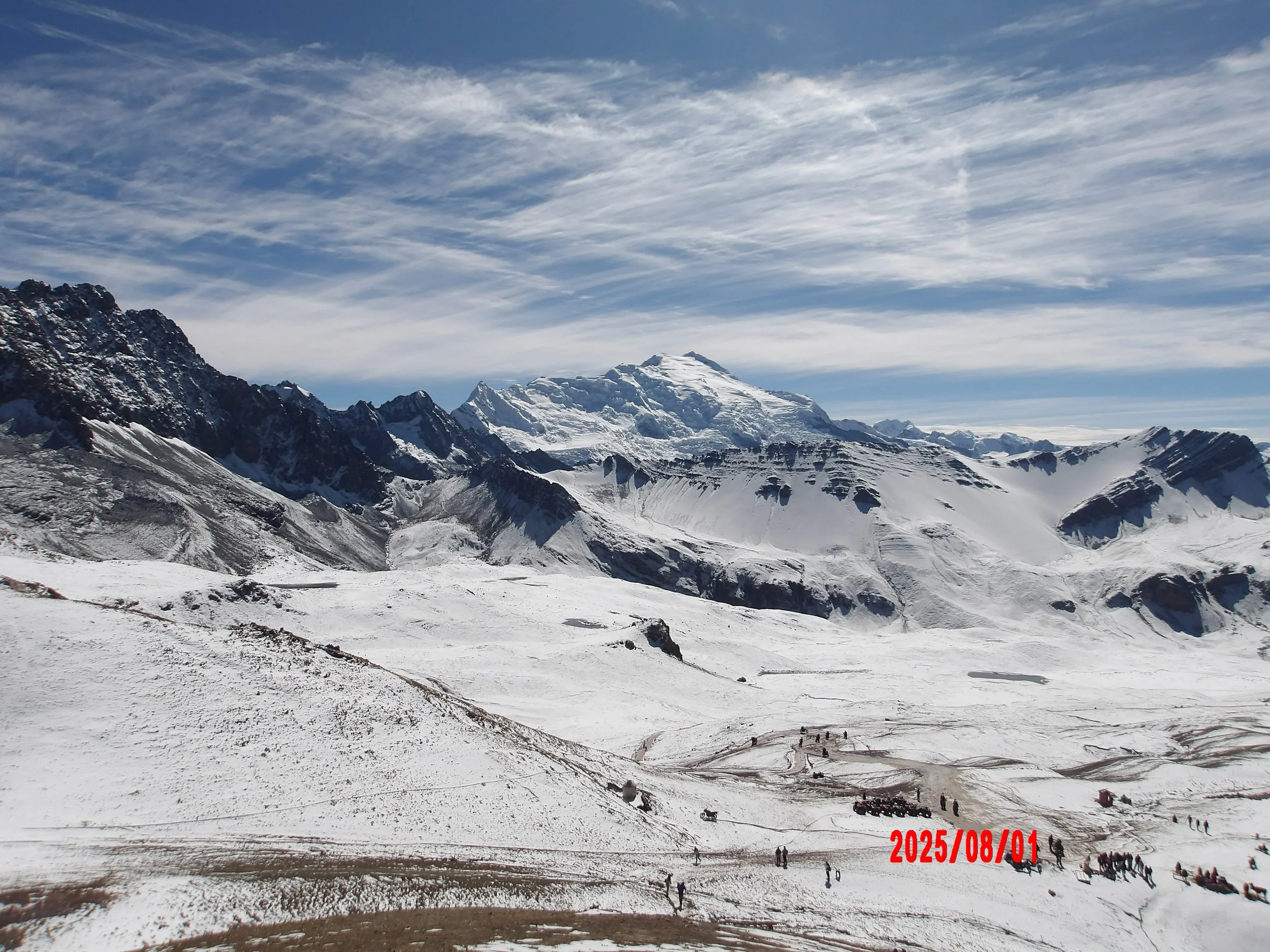 Paisaje nevado con glaciar al fondo en el Trek de Ausangate