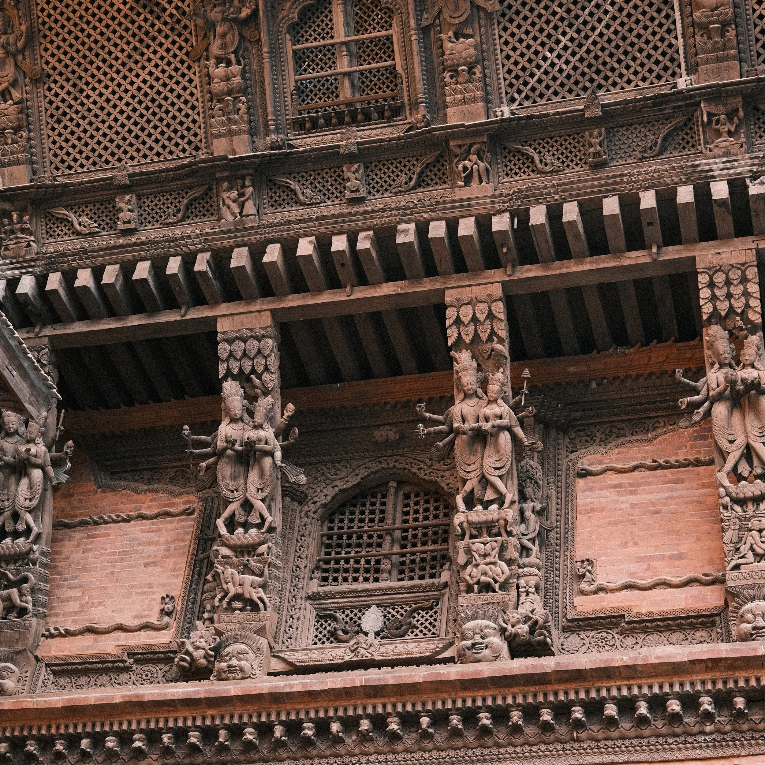 Ventana con columnas talladas en la Plaza Durbar en Katmandú