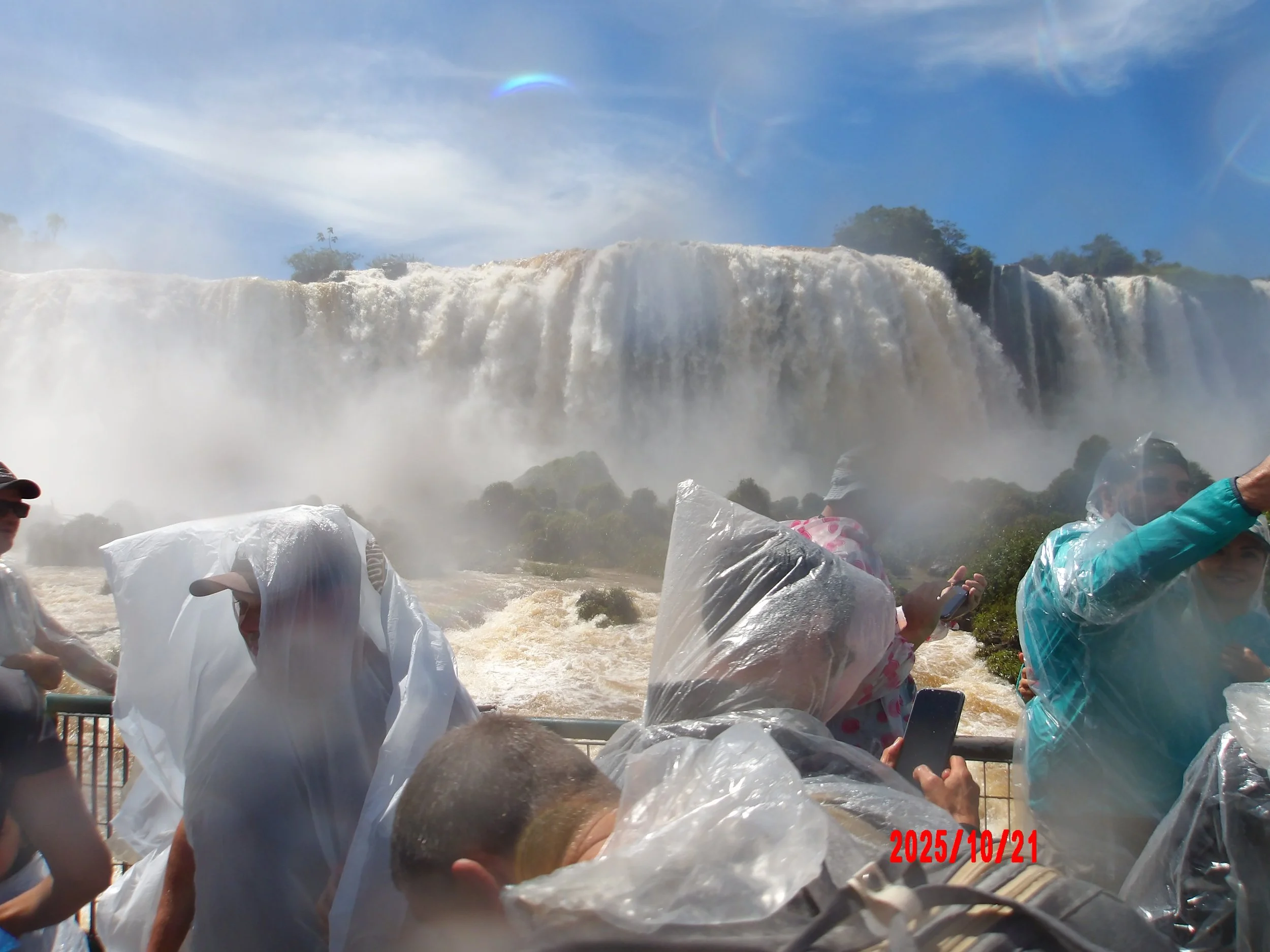 Personas mojadas en las Cataratas de Iguazú.