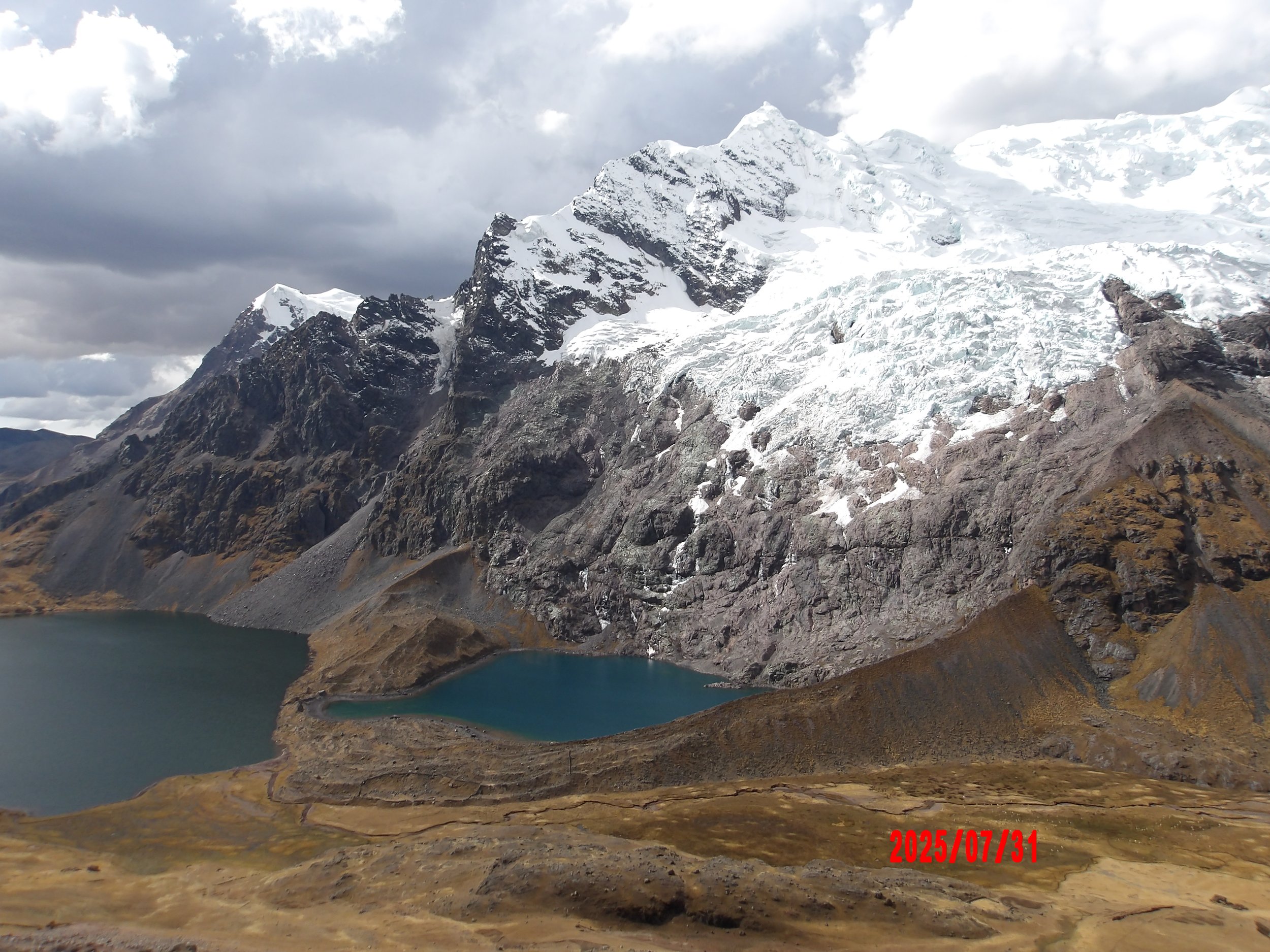 Montaña Ausangate con dos lagunas