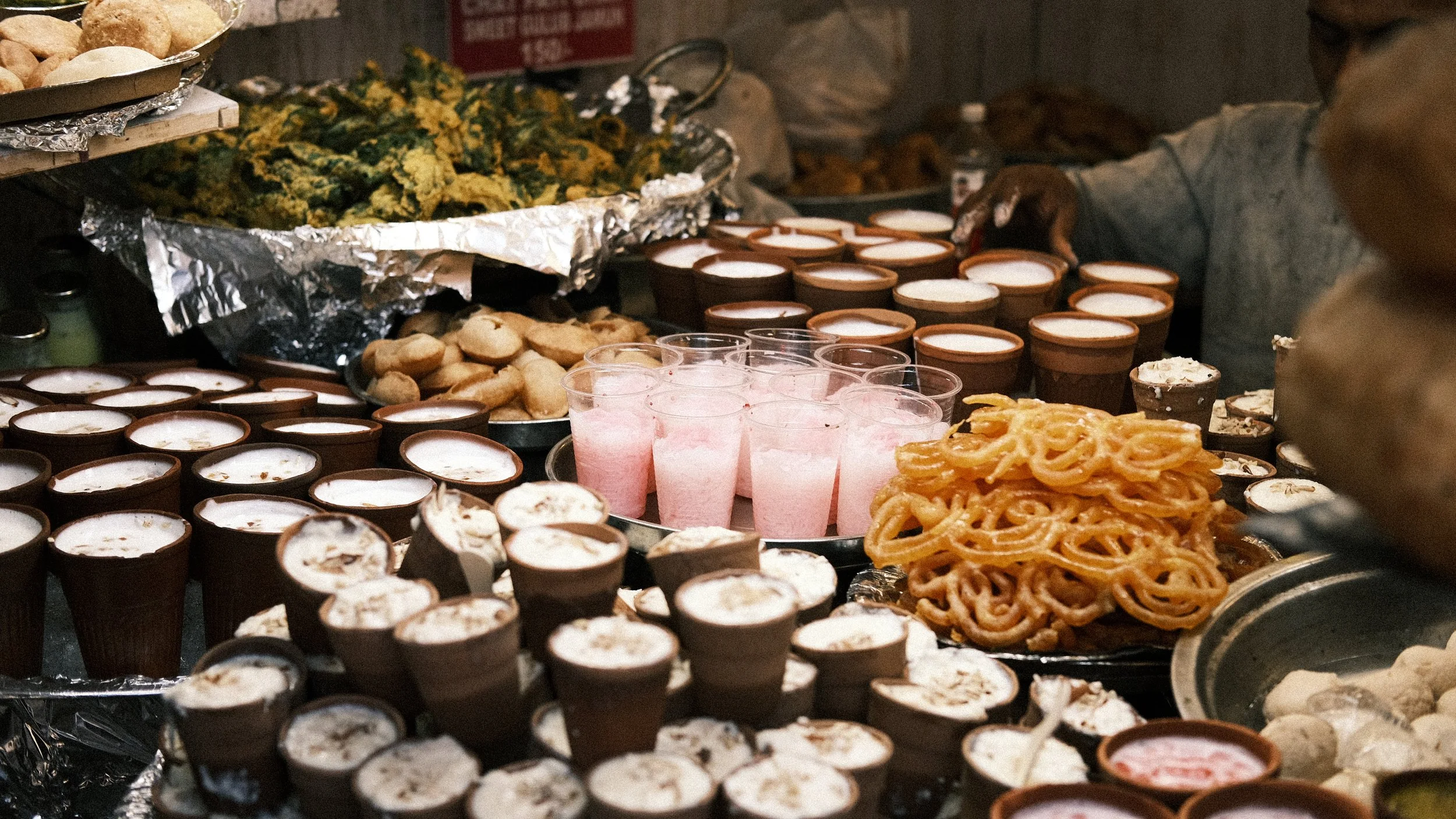Postres indios en Mercado en Viejo Delhi, Chandni Chowk.