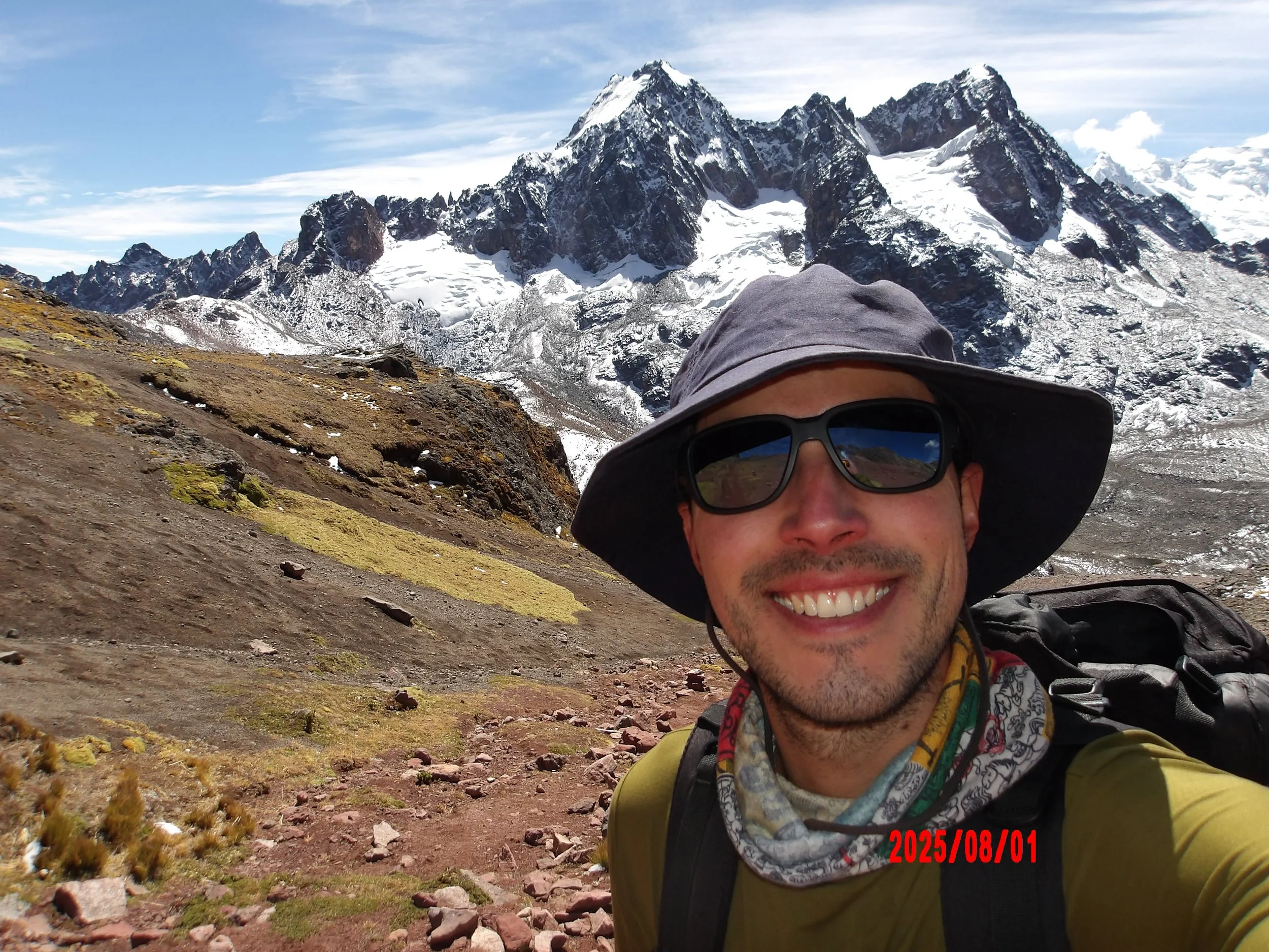 Selfie con montaña nevada al fondo en el trek Ausangate