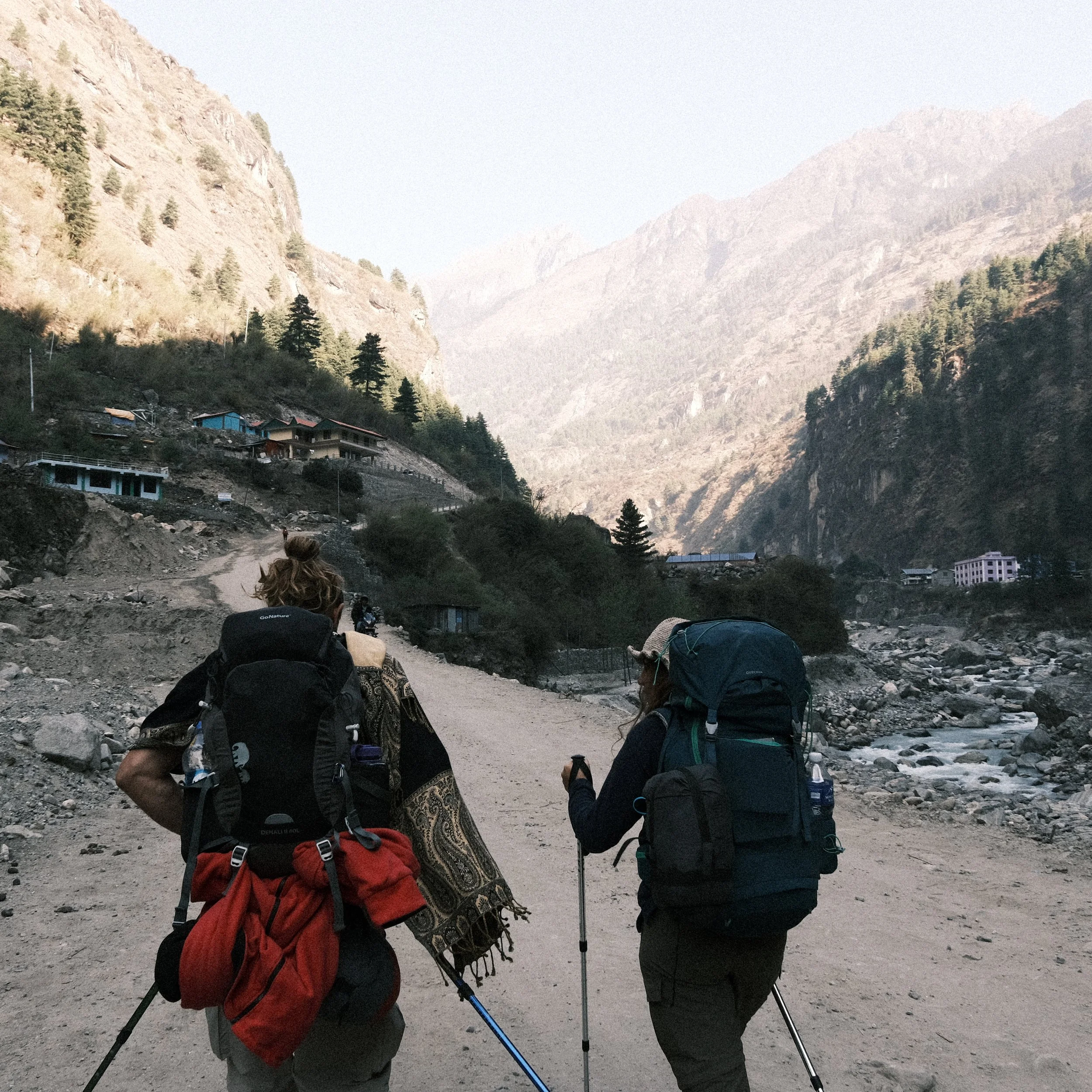 Personas caminando en Nepal.