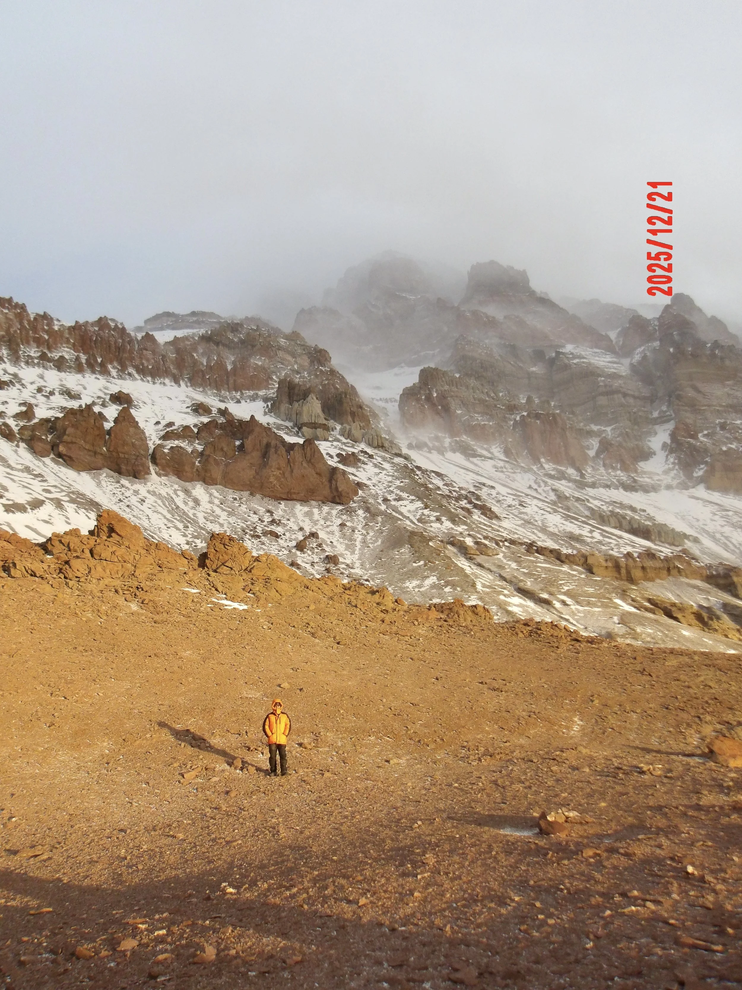 Persona en el campamento Canada con el Aconcagua detrás
