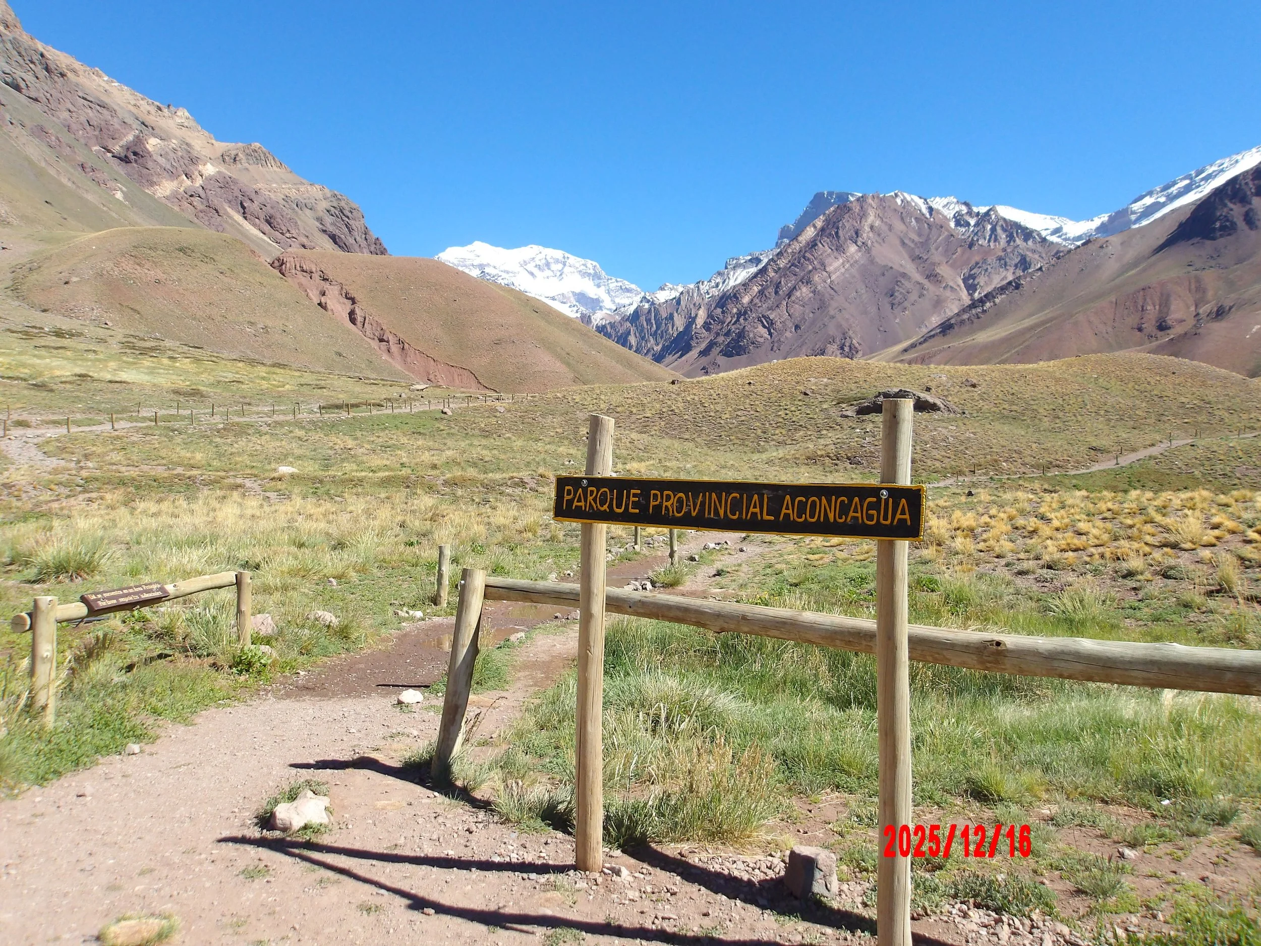 Sendero en la entrada al Parque Provincial Aconcagua