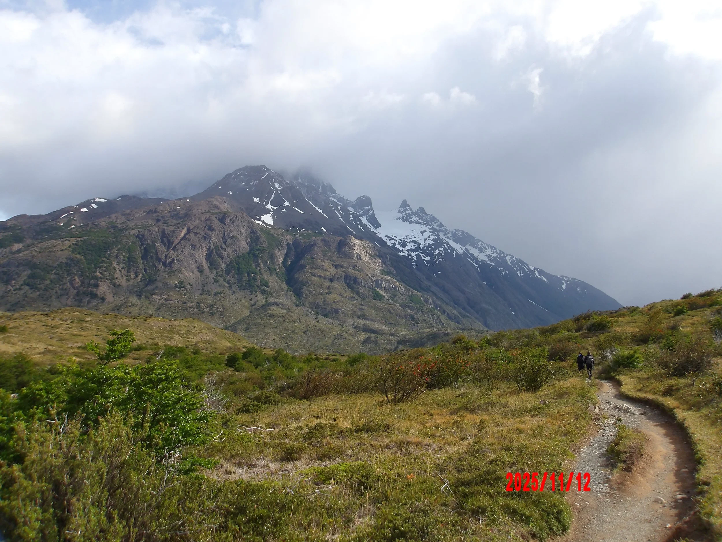 Sendero y montaña al fondo en Torres del Paine, Patagonia, Chile.