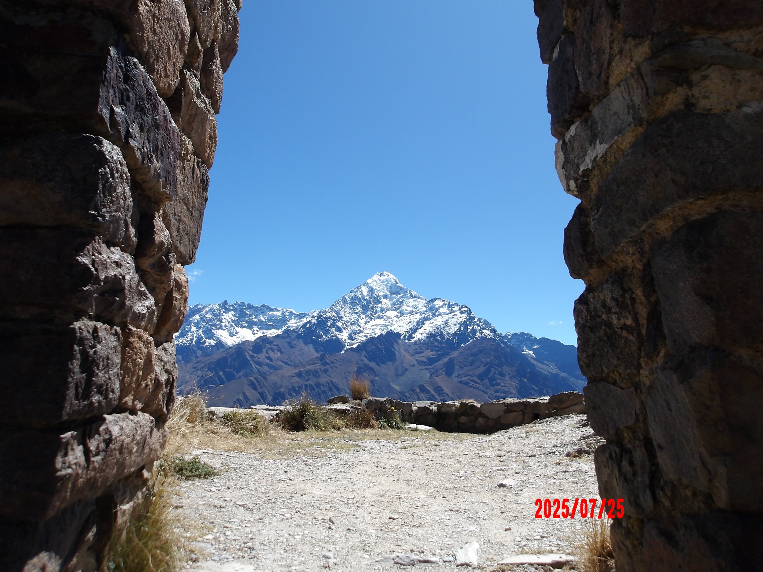 Montañas nevadas en Peru desde la puerta de un templo Inca.