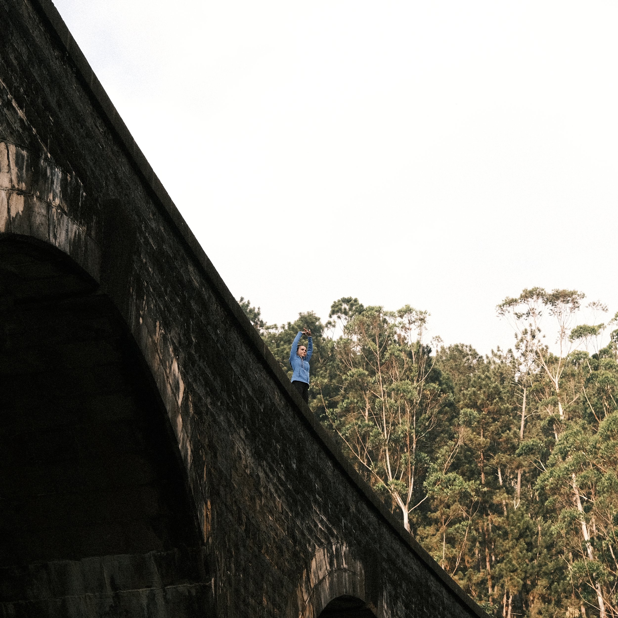 Mujer posando en el puente de los 9 arcos