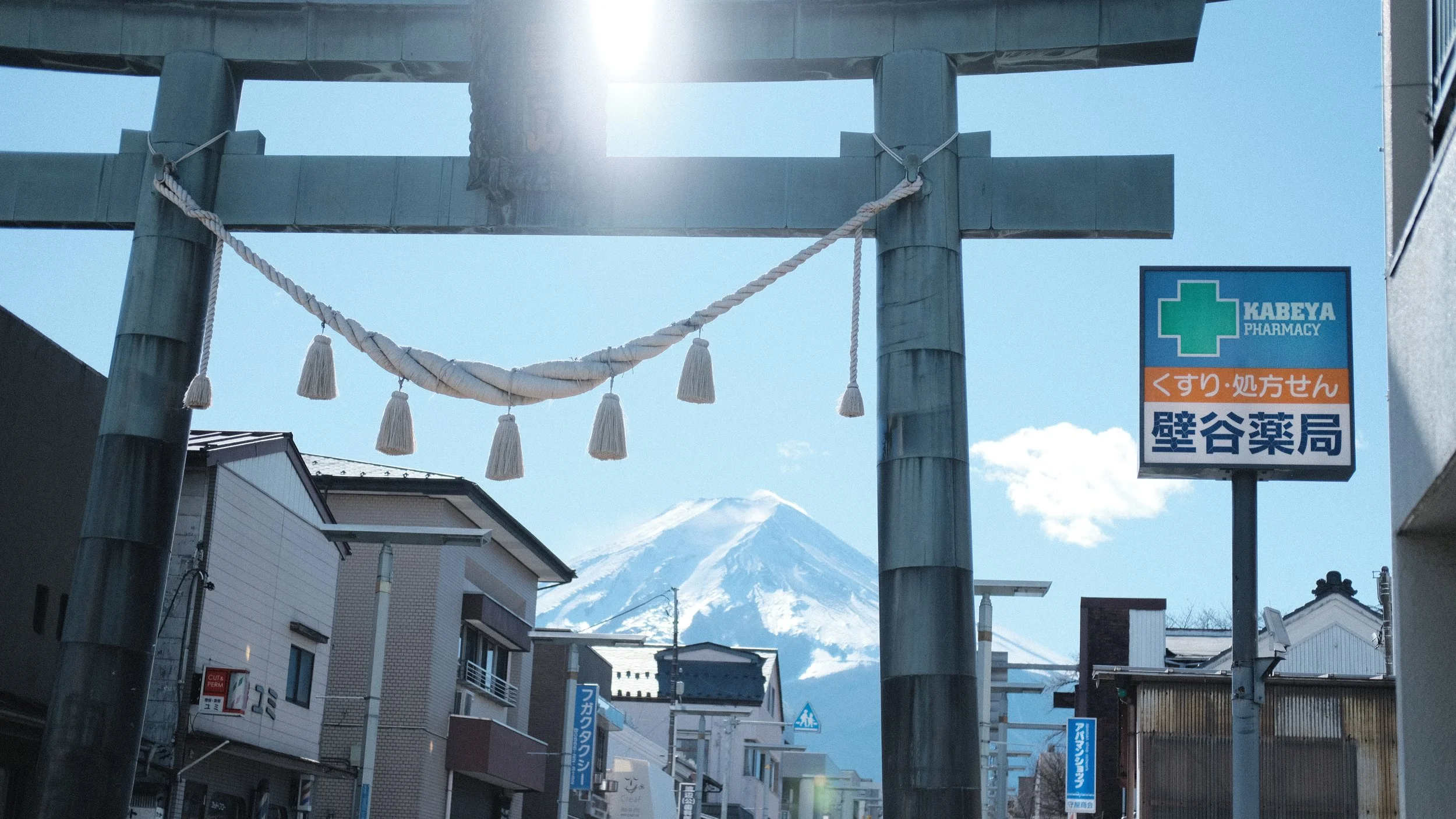 Foto de una puerta torii con el Monte Fuji al fondo.