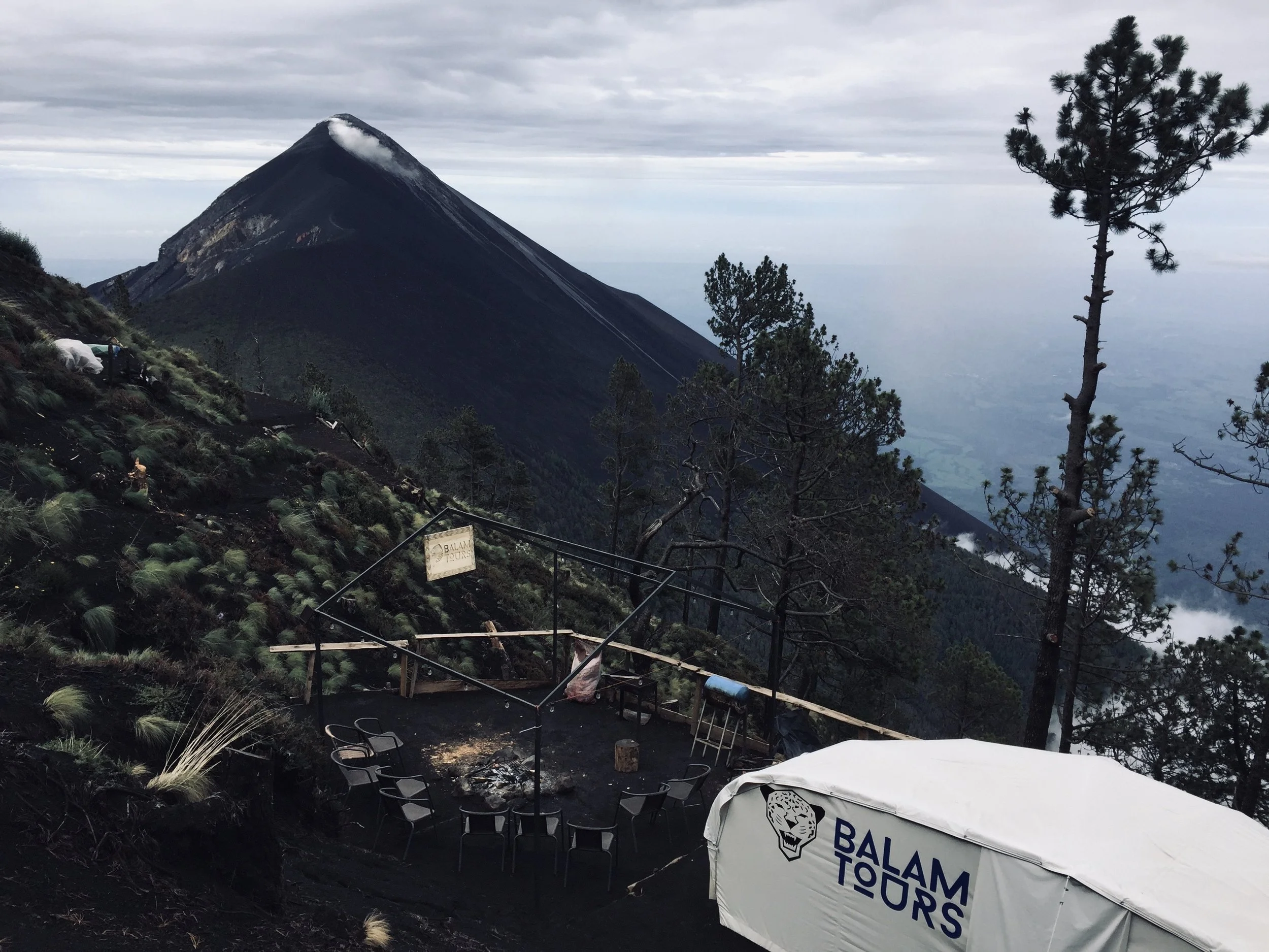 Campamento en el volcán Acatenango con vista al volcán fuego