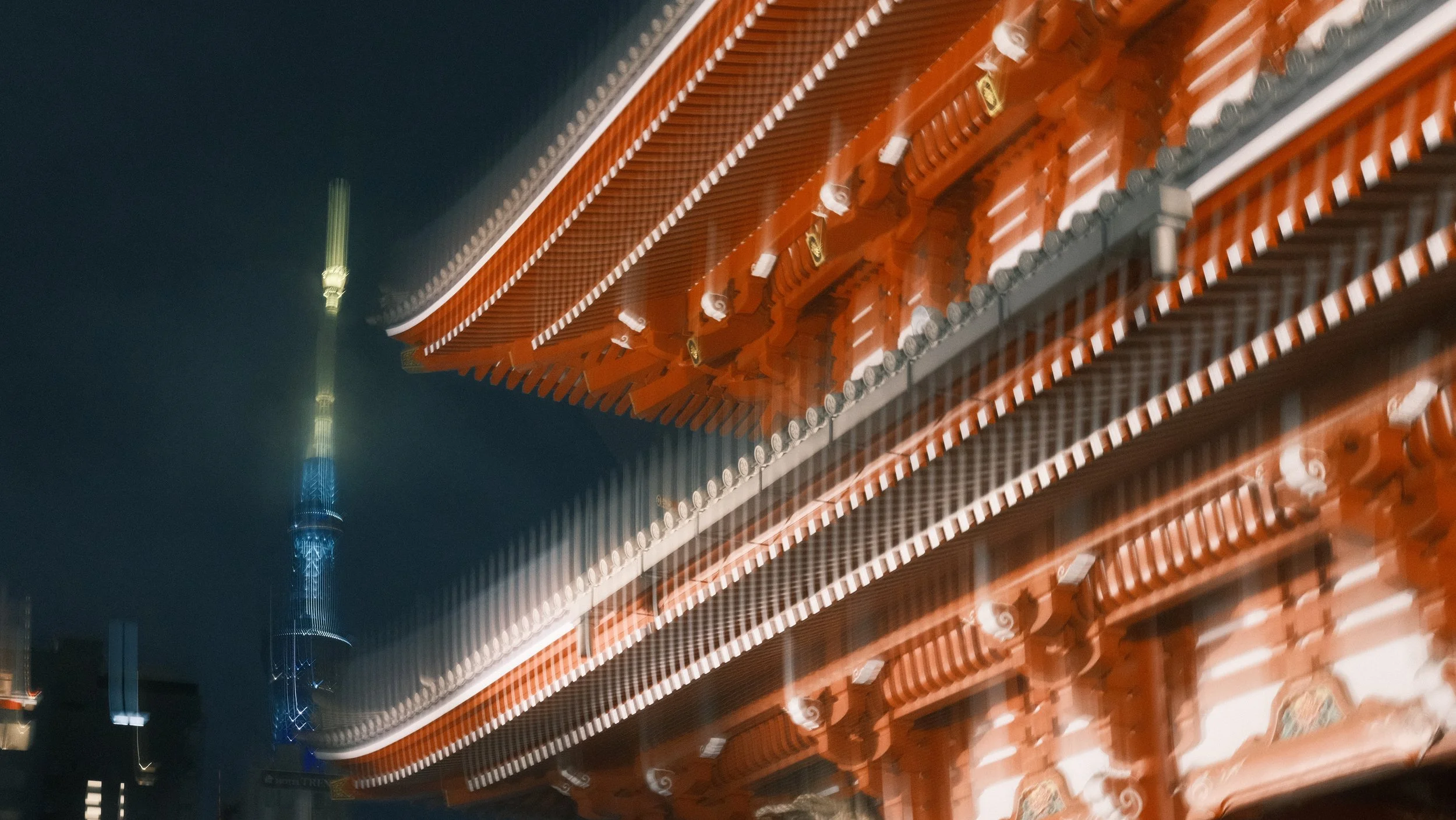 El templo Senso-ji con el Tokyo Skytree al fondo