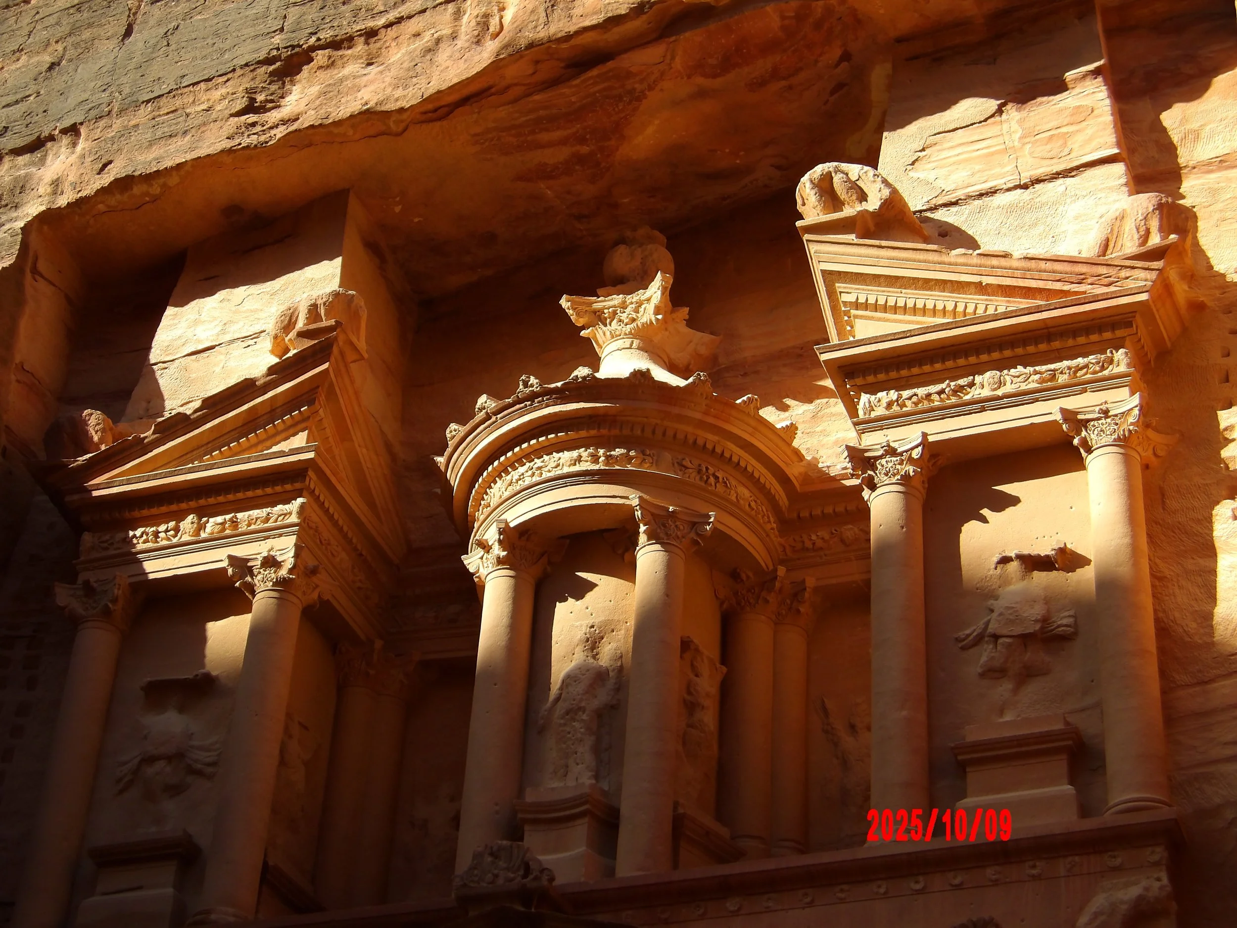 parte superior del Tesoro en Petra con los rayos del sol alumbrando la corona