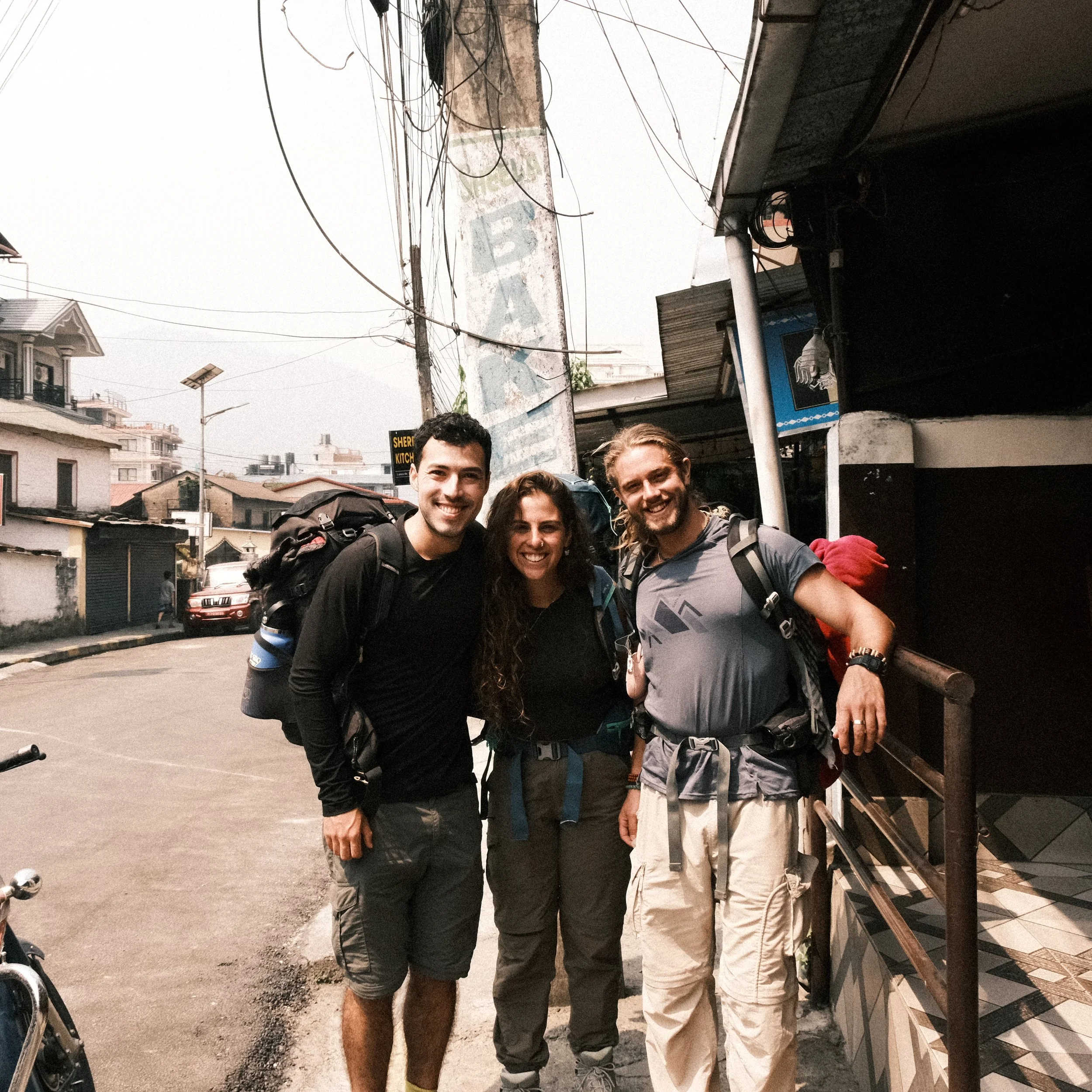 Personas en Pokhara listos para empezar el circuito de Annapurna