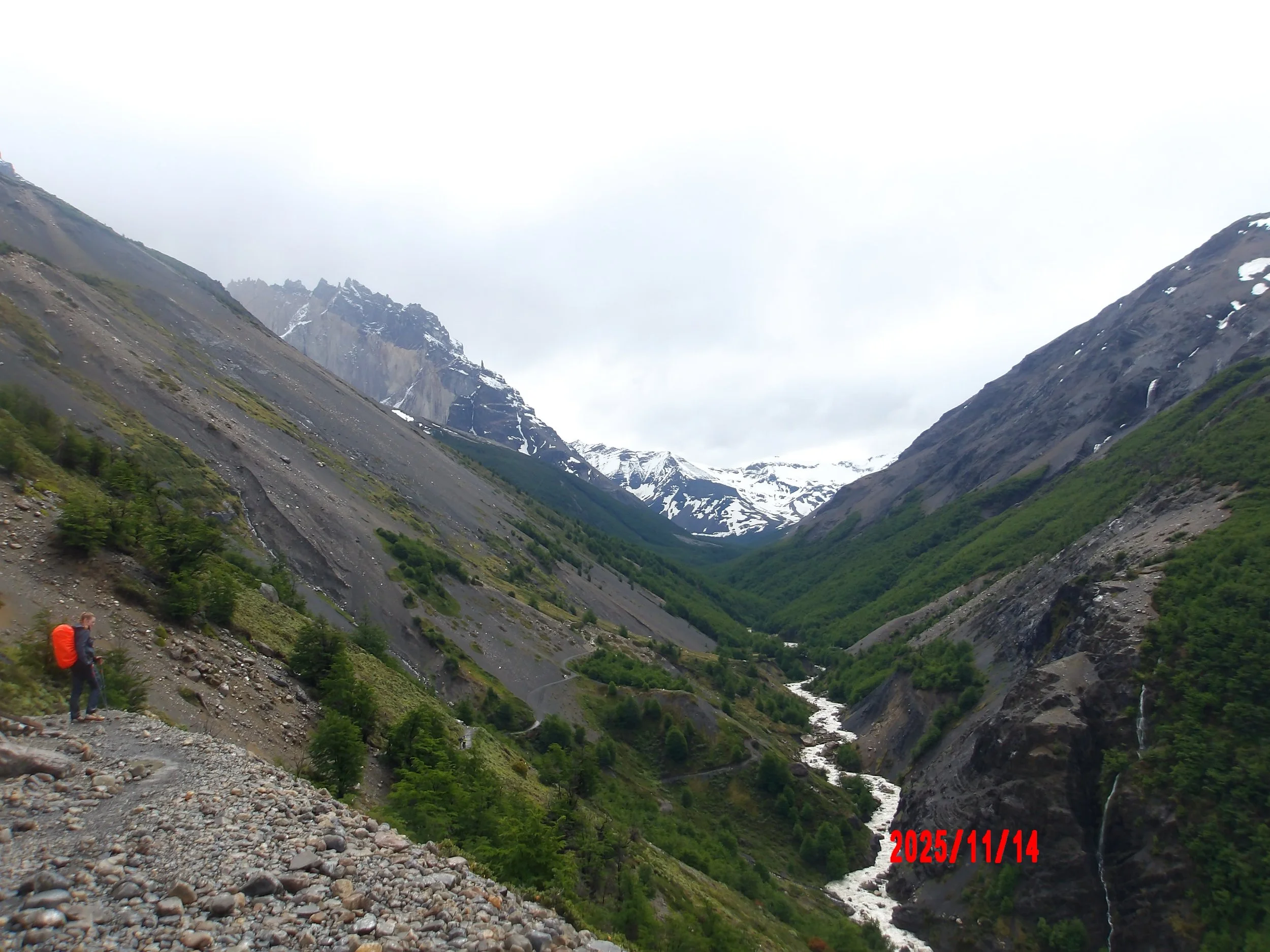 Sendero en el W trek con rio y montañas nevadas al fondo