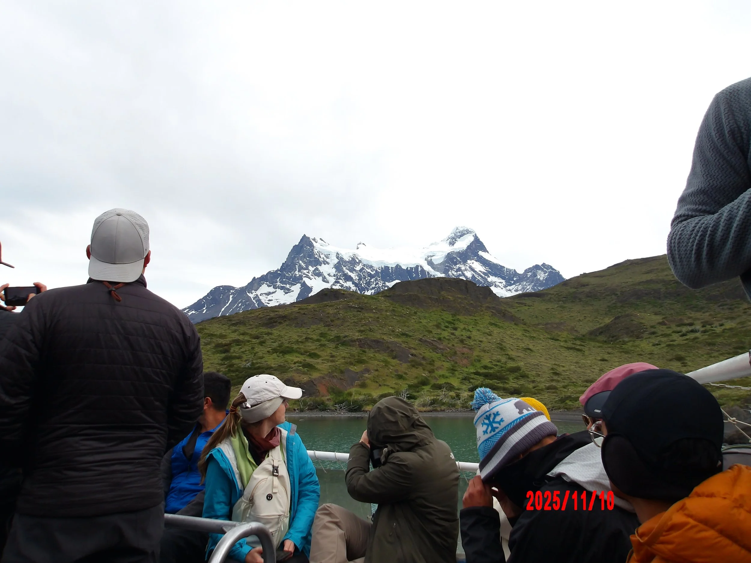 Personas en el catamarán del lago Pehoe