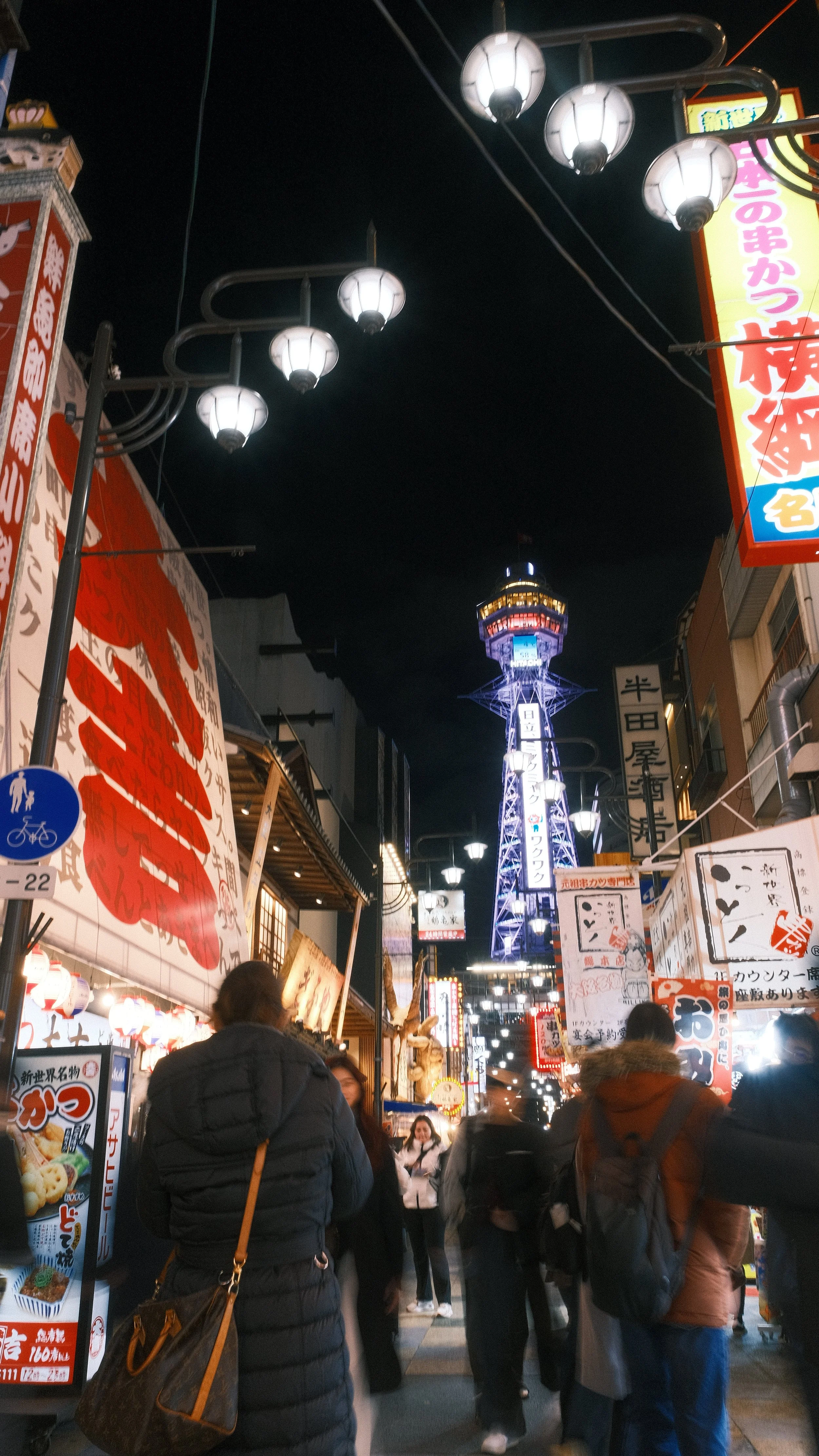 Shinsekai en Osaka de noche, entre luces de neón y calles llenas de vida.