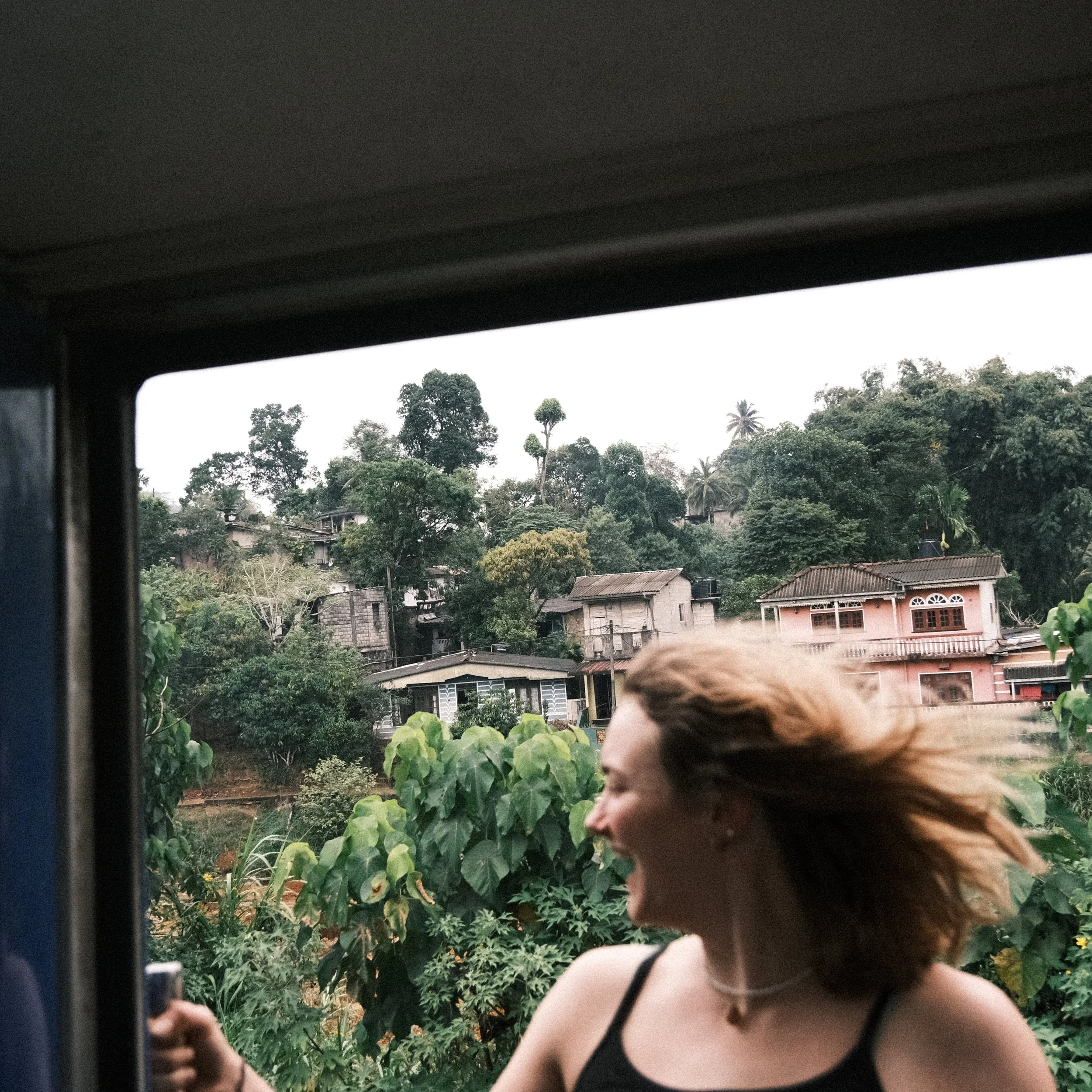Persona en el tren de Ella a Kandy en Sri Lanka
