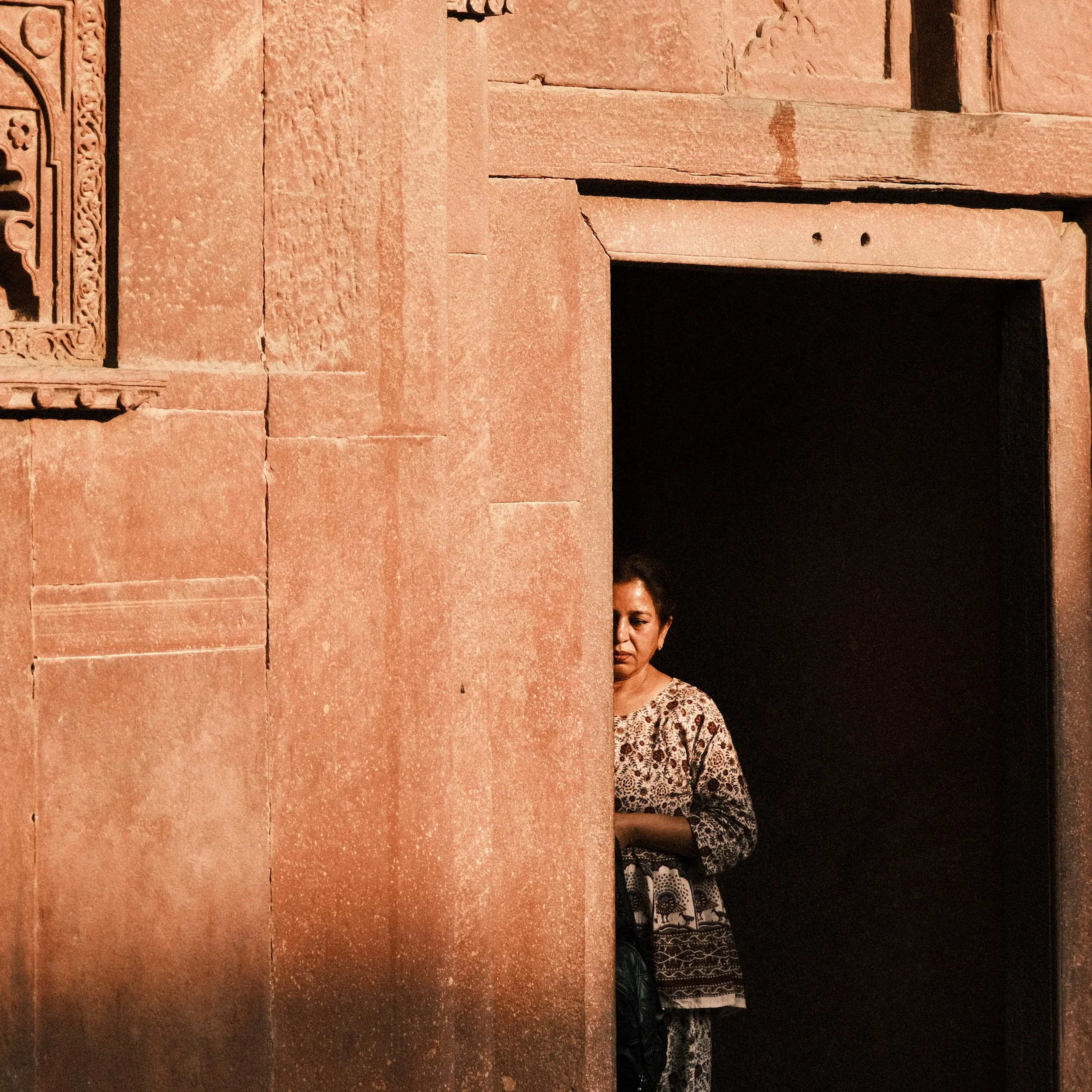 Mujer en la entrada a un salón en el Fuerte de Agra