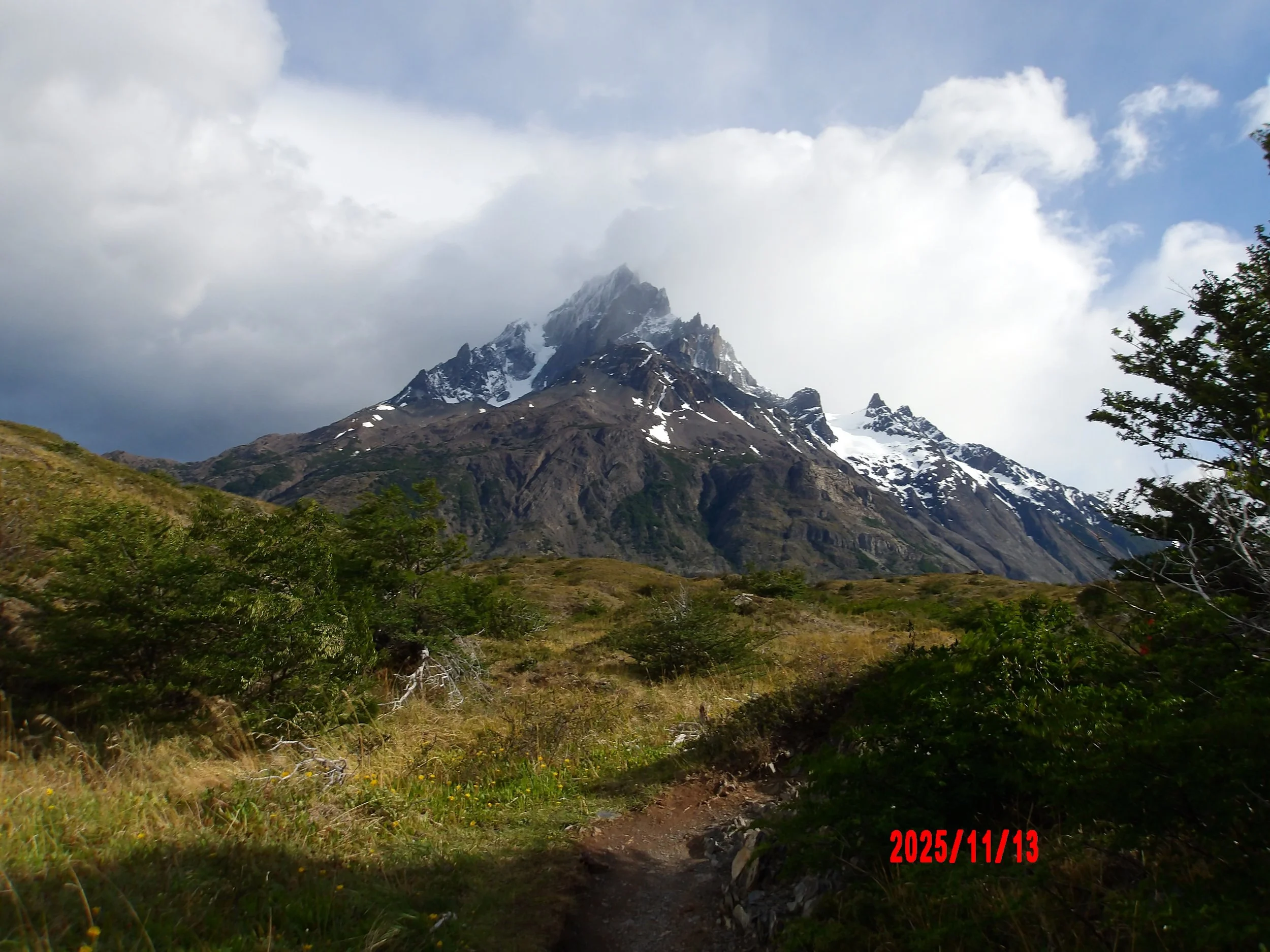 Sendero con montañas al fondo en Torres del Paine, Patagonia, Chile.