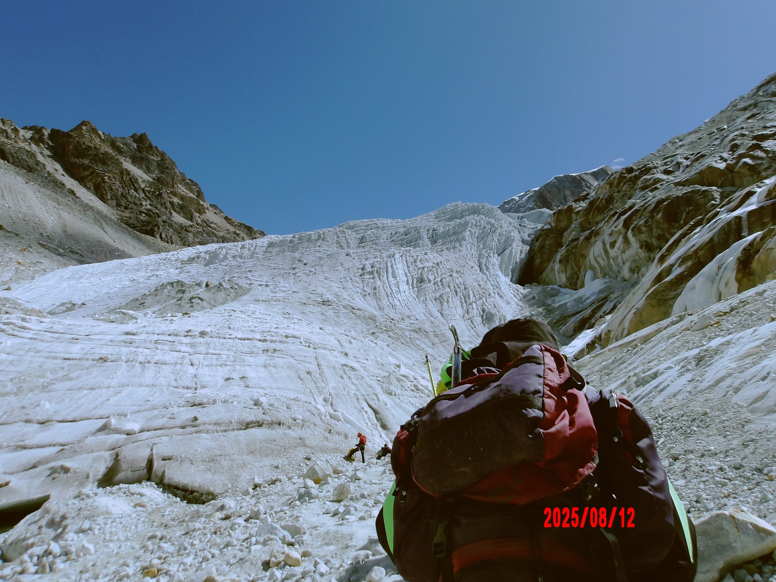 Persona caminando a un glaciar en Huayna Potosí